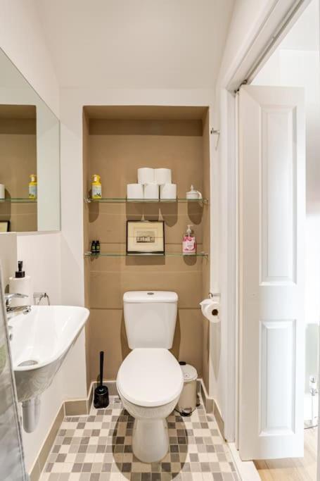 Balcony Flat In Victorian West Kensington Mansion Leilighet London