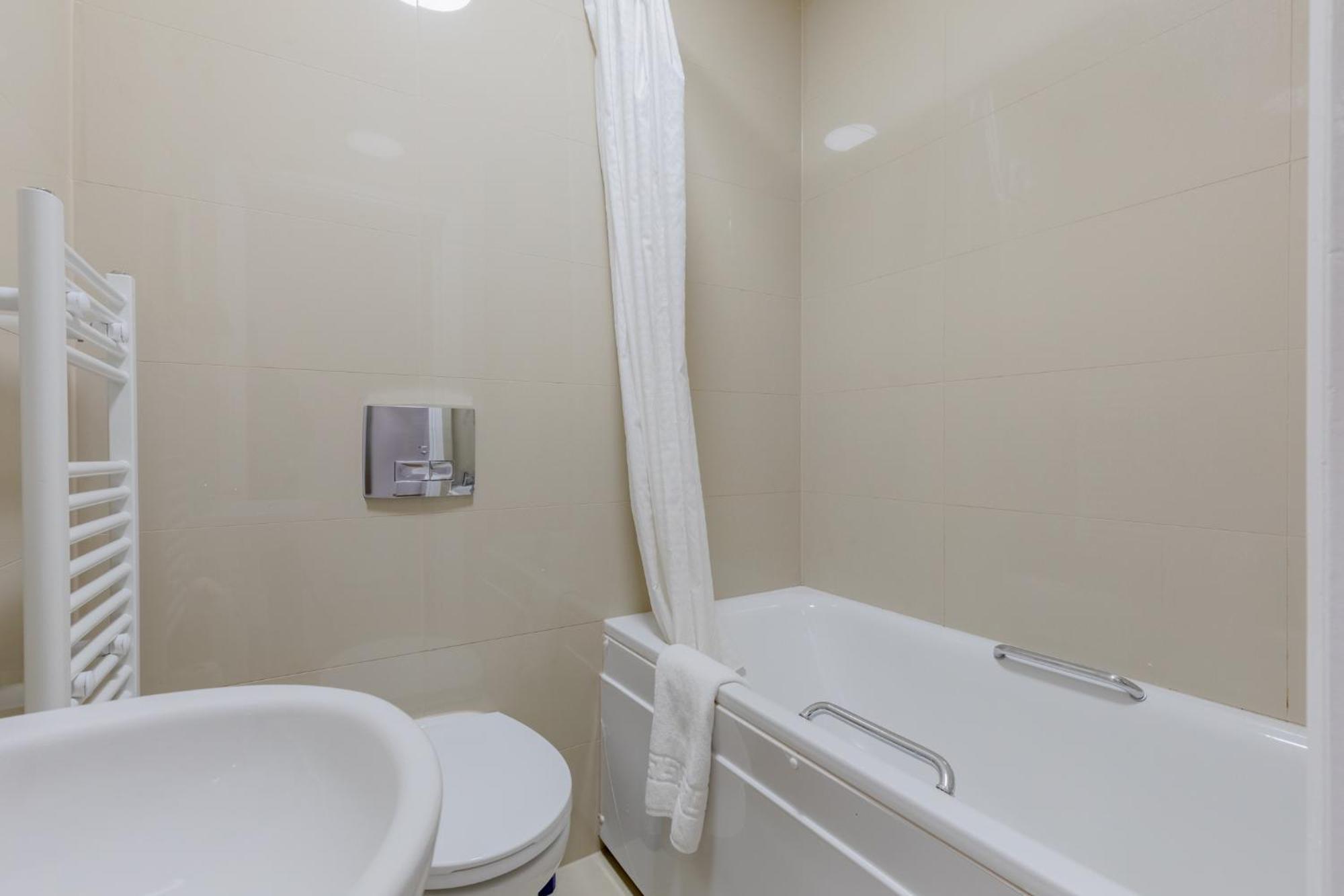 Spacious 2bd Flat Short Walk From Excel Appartement
