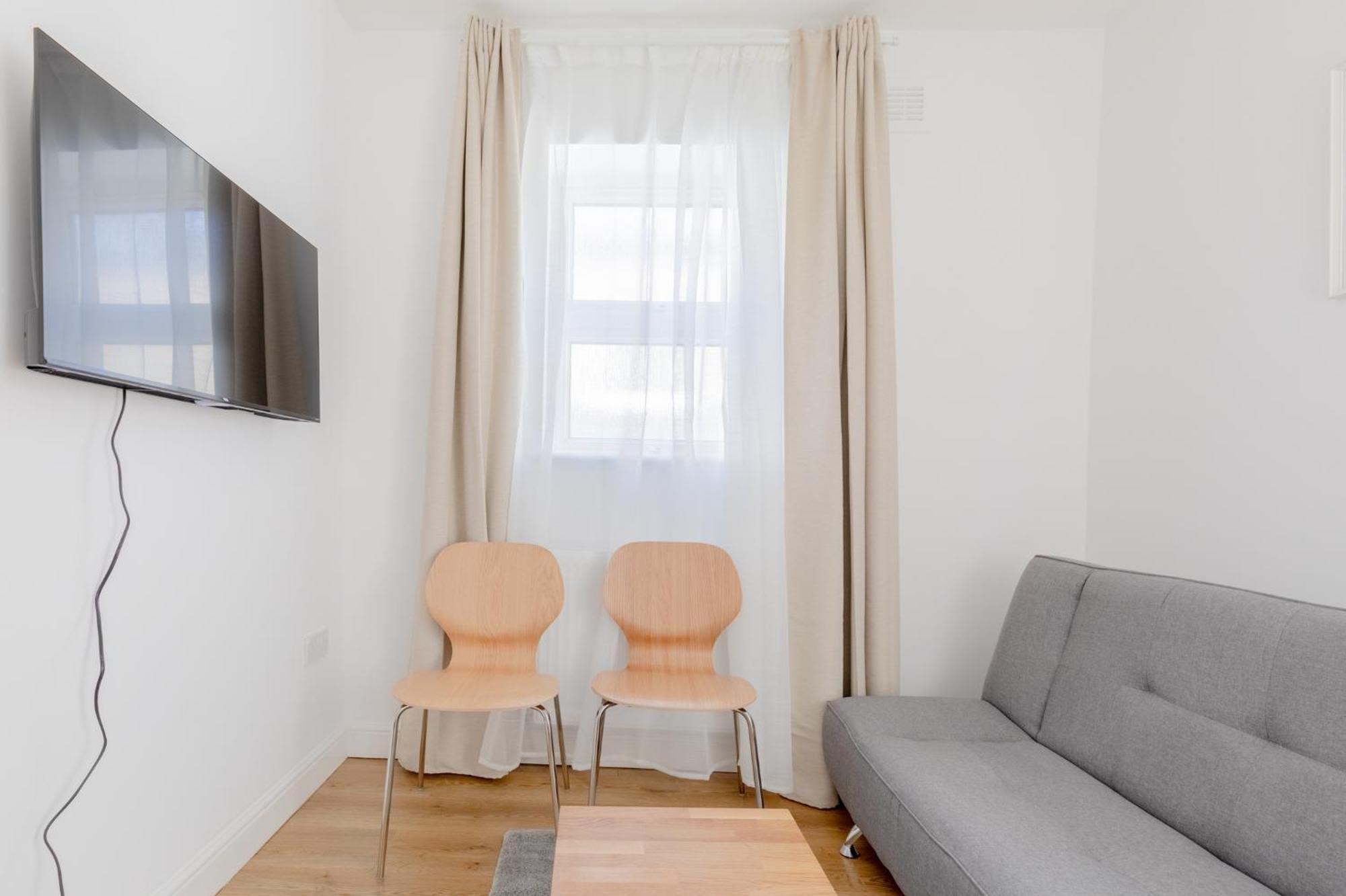 Spacious 2bd Flat Short Walk From Excel * Londen
