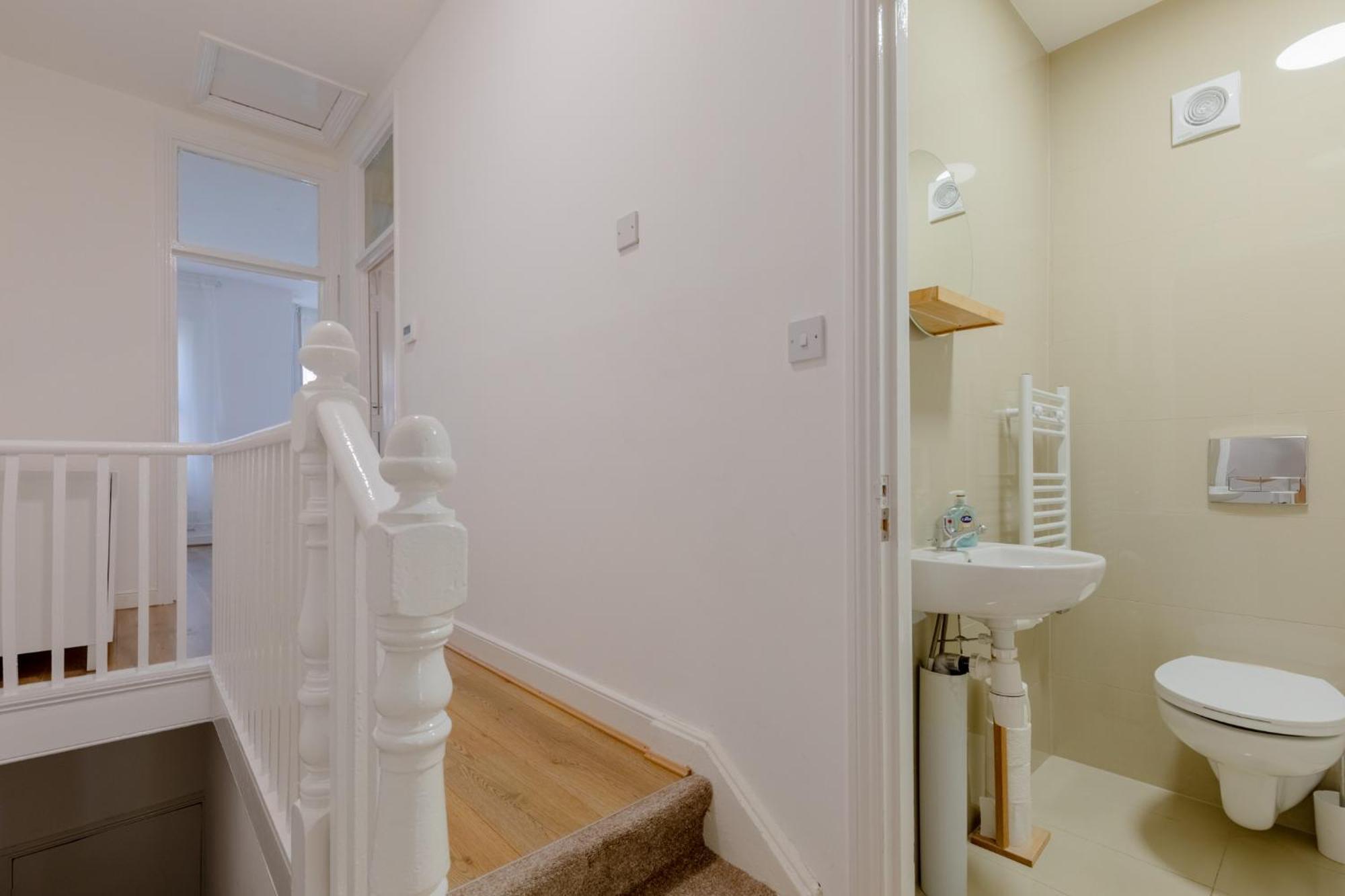 Spacious 2bd Flat Short Walk From Excel Appartement