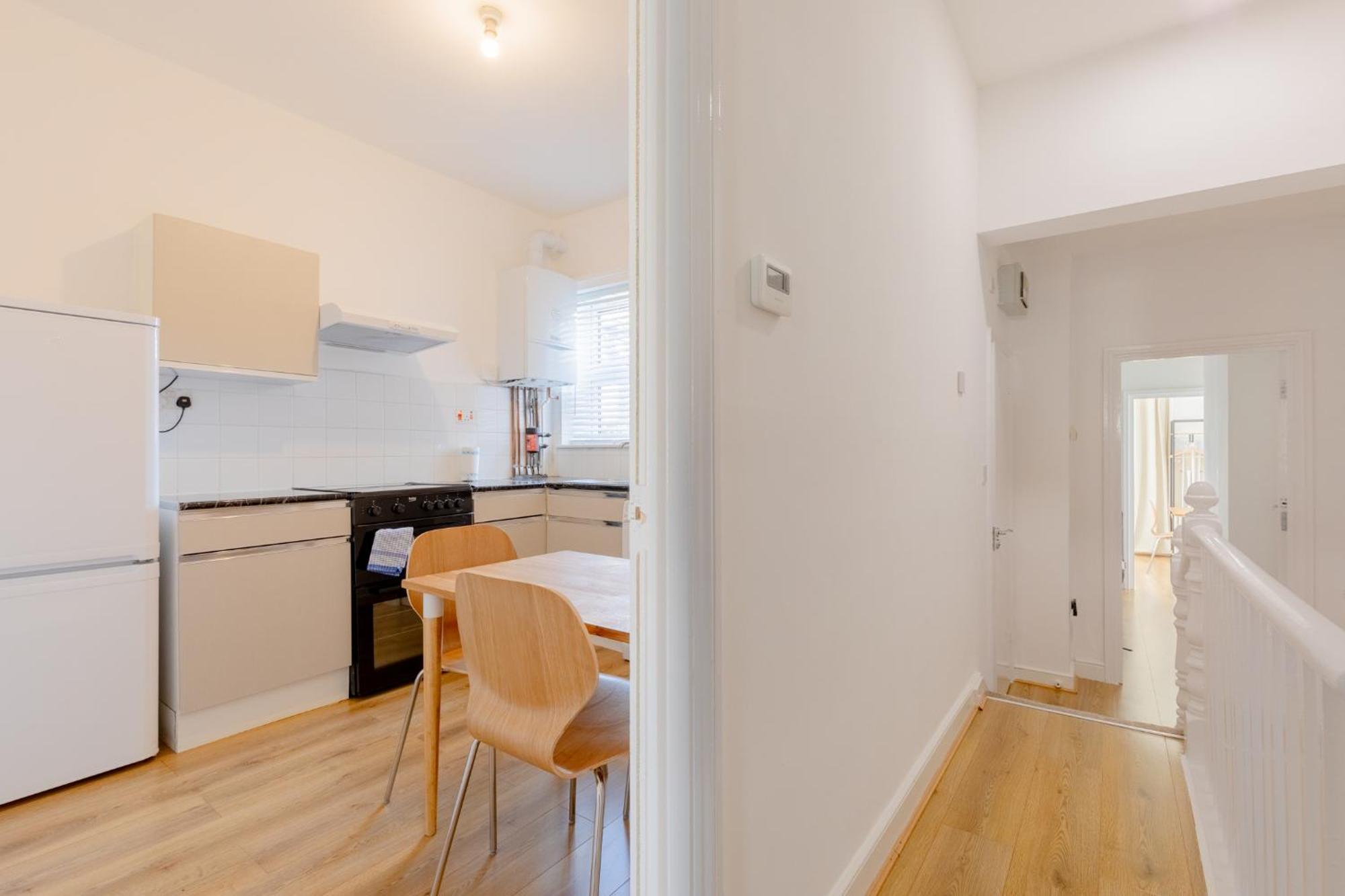 Spacious 2bd Flat Short Walk From Excel Appartement *