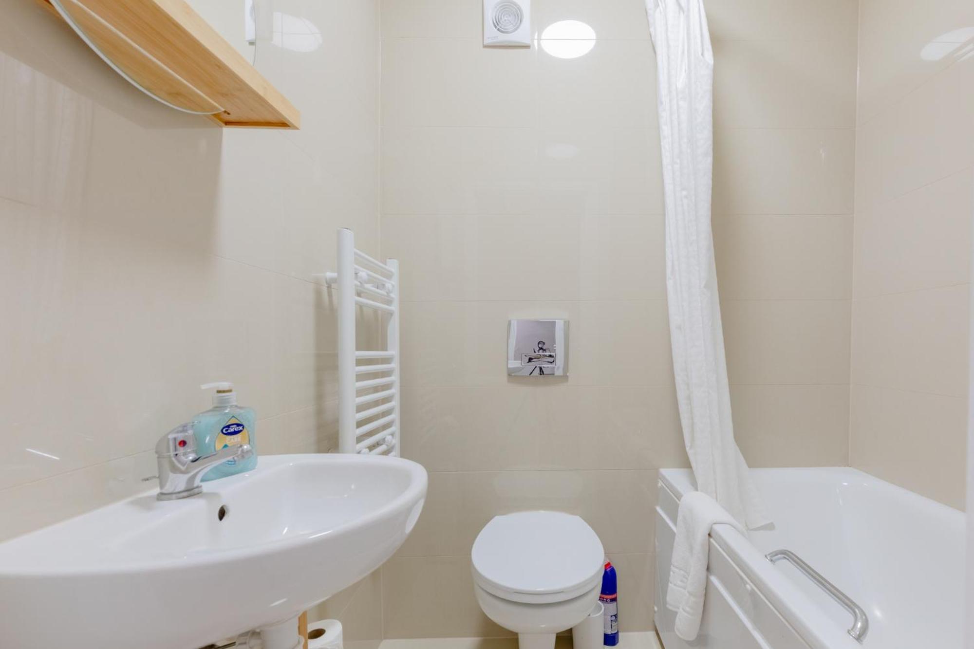Spacious 2bd Flat Short Walk From Excel Appartement Londen