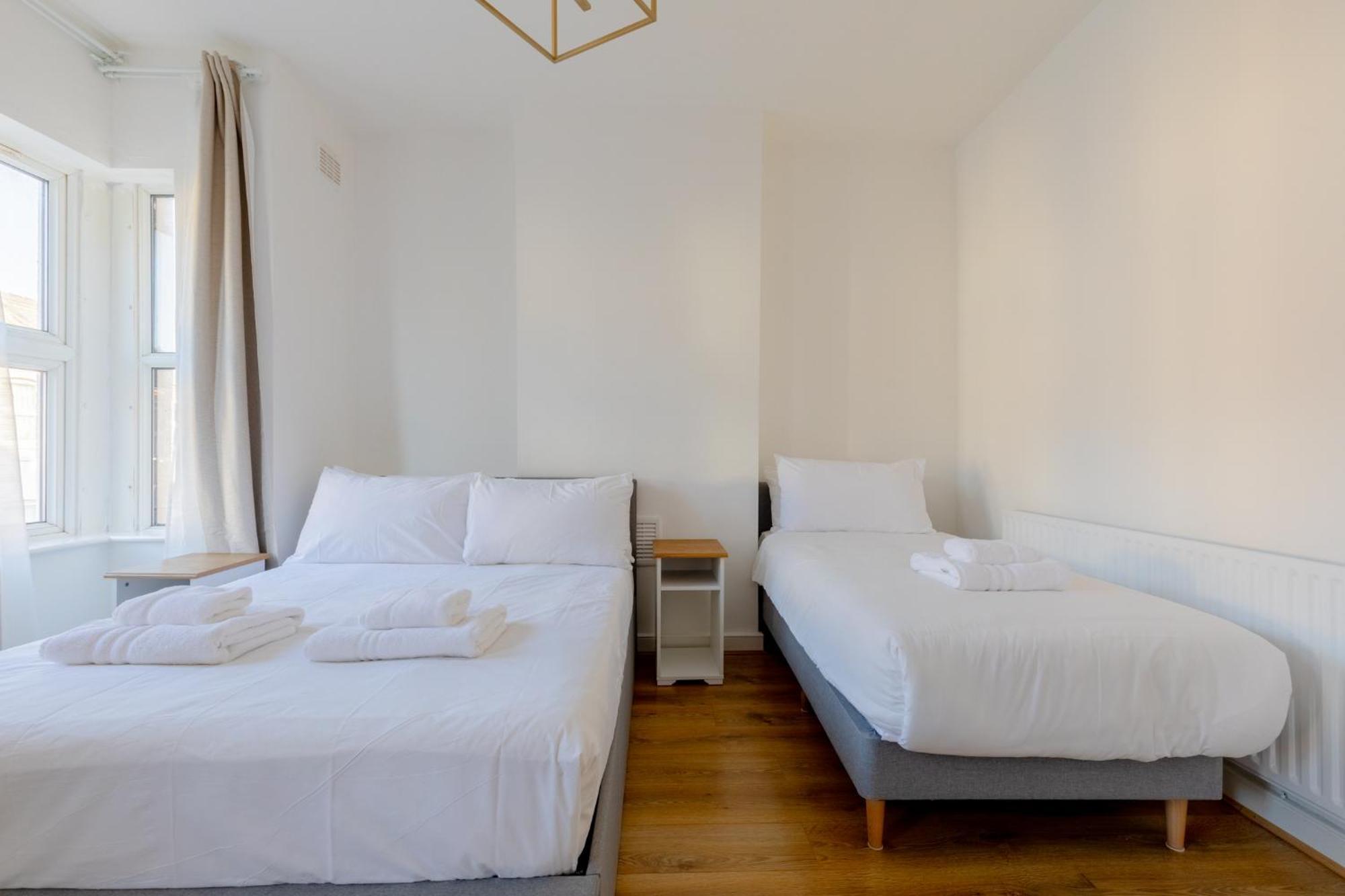 Spacious 2bd Flat Short Walk From Excel Appartement
