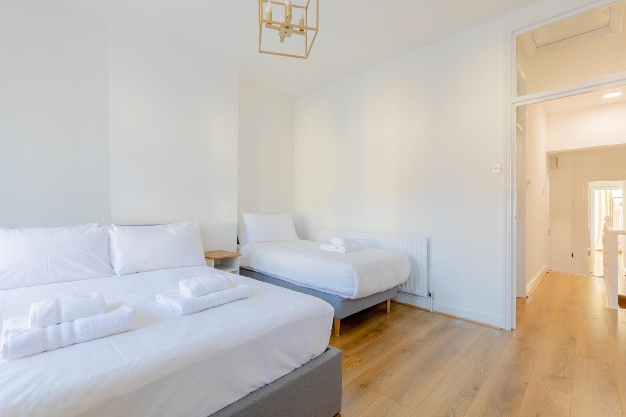 Spacious 2bd Flat Short Walk From Excel Appartement *