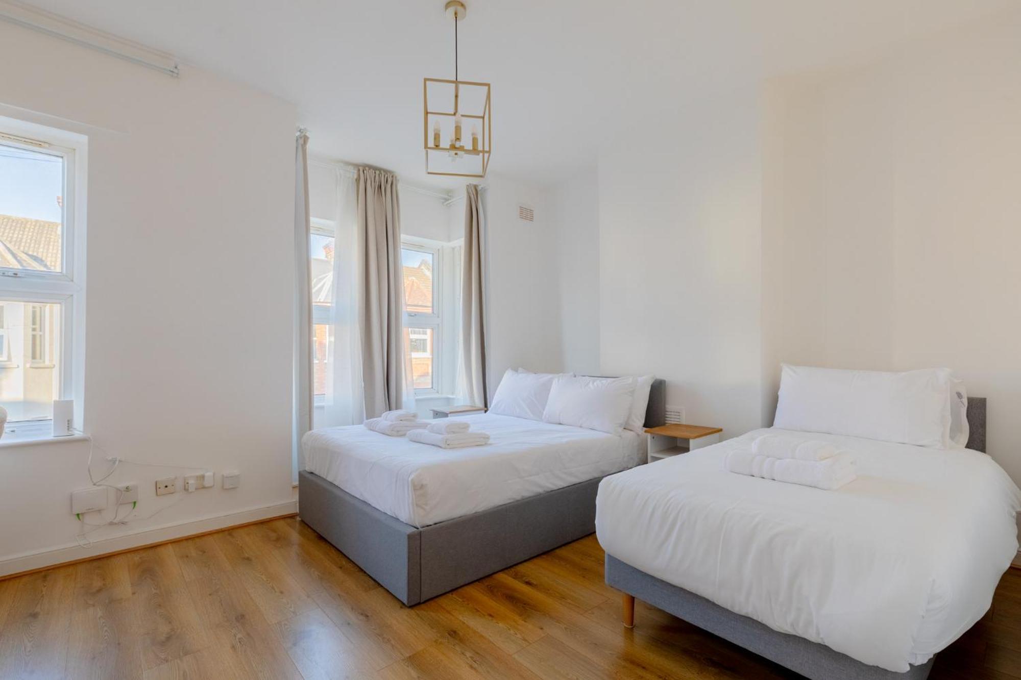 Spacious 2bd Flat Short Walk From Excel * Londen