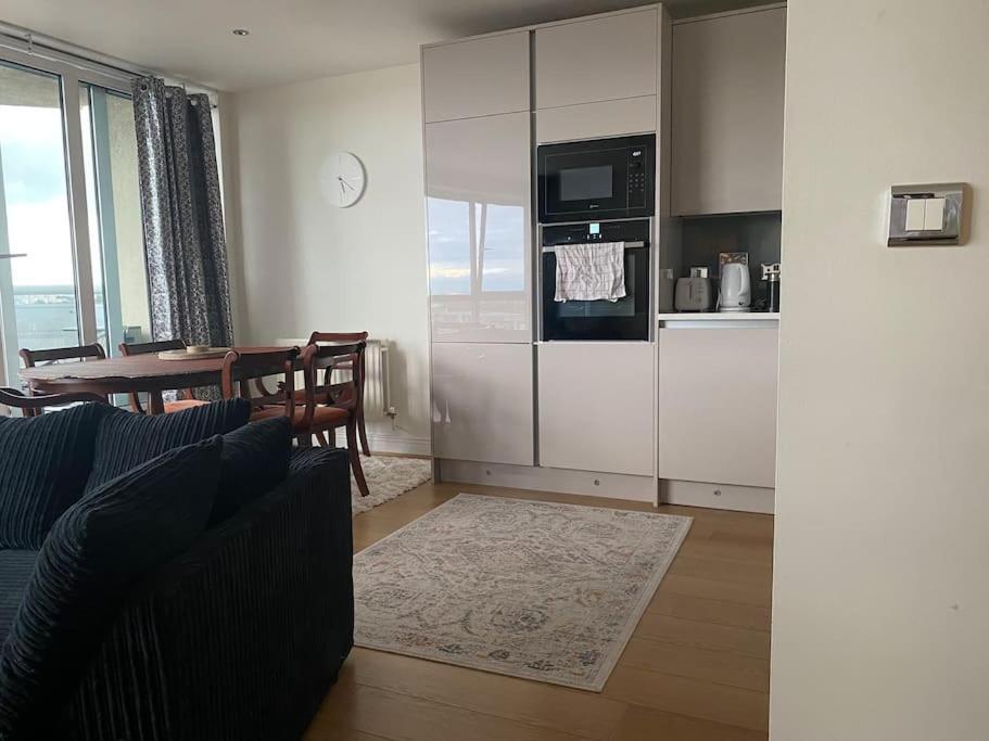 2 Bedroom Royal Docks Riverside Leilighet