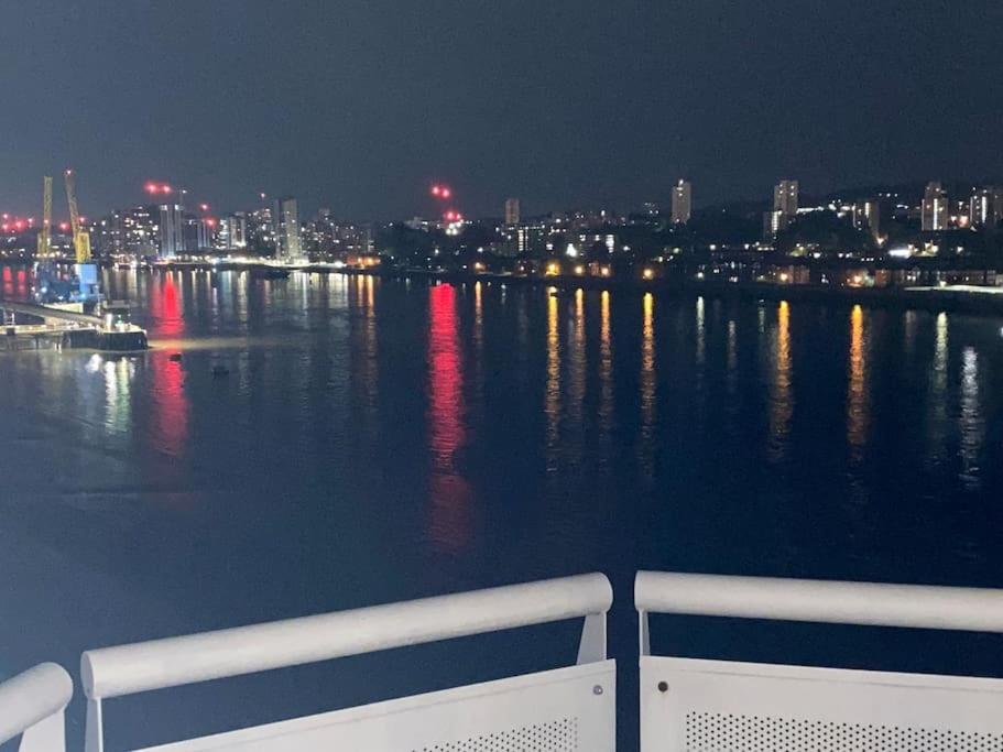 2 Bedroom Royal Docks Riverside Leilighet *