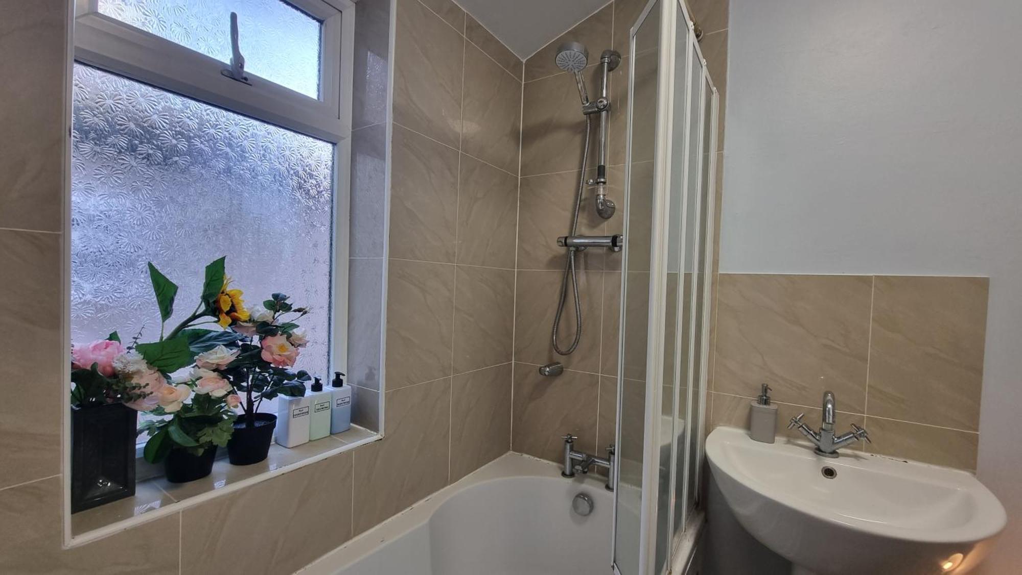 3 Bed With Cinema, F1 Racing Sim, 1 Gb Internet, Bbq, Garden, 20 Mins London, Parking, Ev Port, Metro 5 Mins Walk *