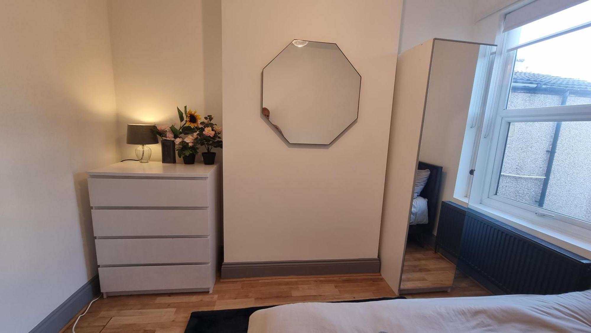 Apartment 3 Bed With Cinema, F1 Racing Sim, 1 Gb Internet, Bbq, Garden, 20 Mins London, Parking, Ev Port, Metro 5 Mins Walk *