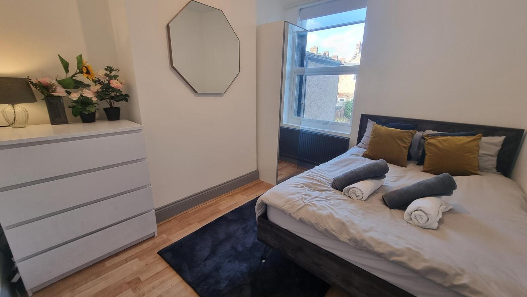 3 Bed With Cinema, F1 Racing Sim, 1 Gb Internet, Bbq, Garden, 20 Mins London, Parking, Ev Port, Metro 5 Mins Walk Apartment