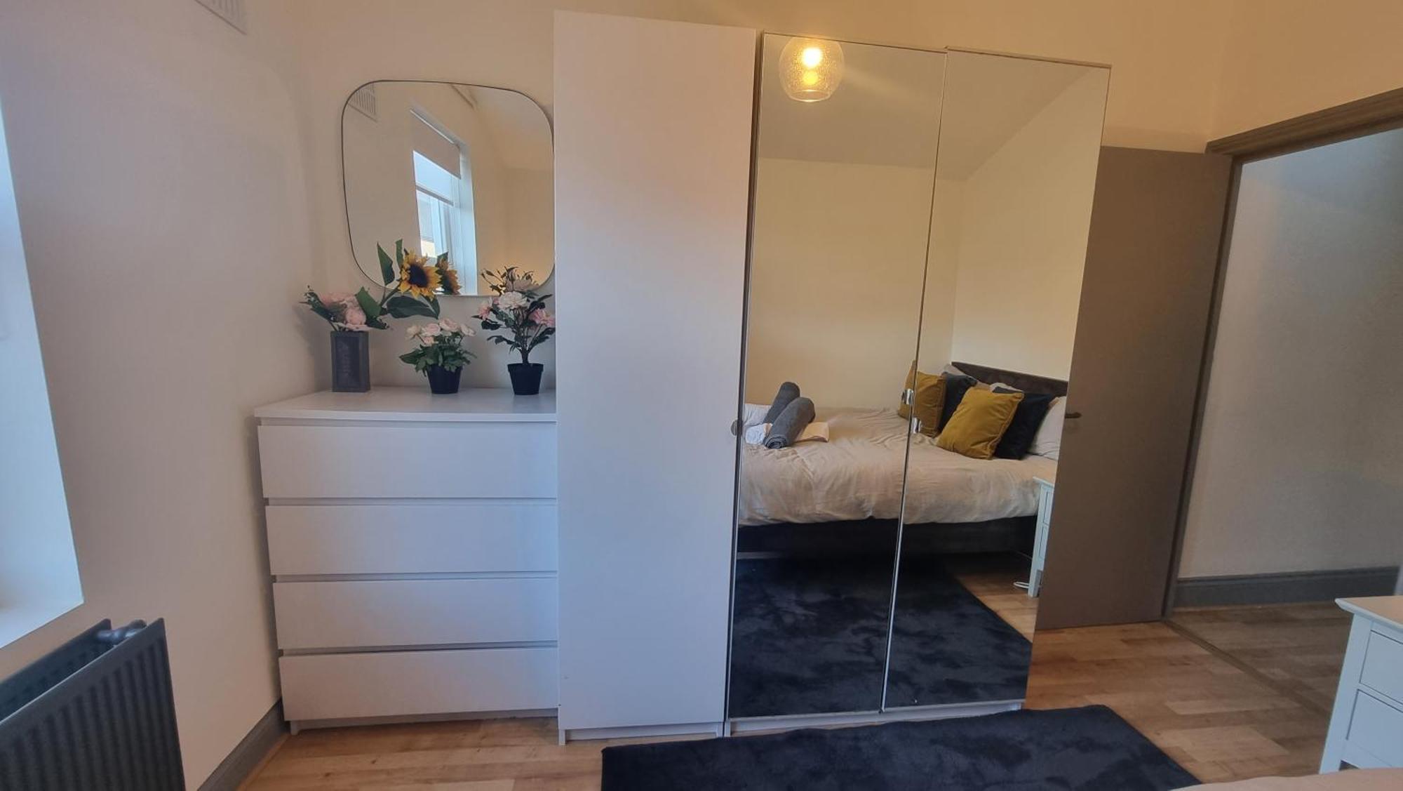 3 Bed With Cinema, F1 Racing Sim, 1 Gb Internet, Bbq, Garden, 20 Mins London, Parking, Ev Port, Metro 5 Mins Walk Apartment