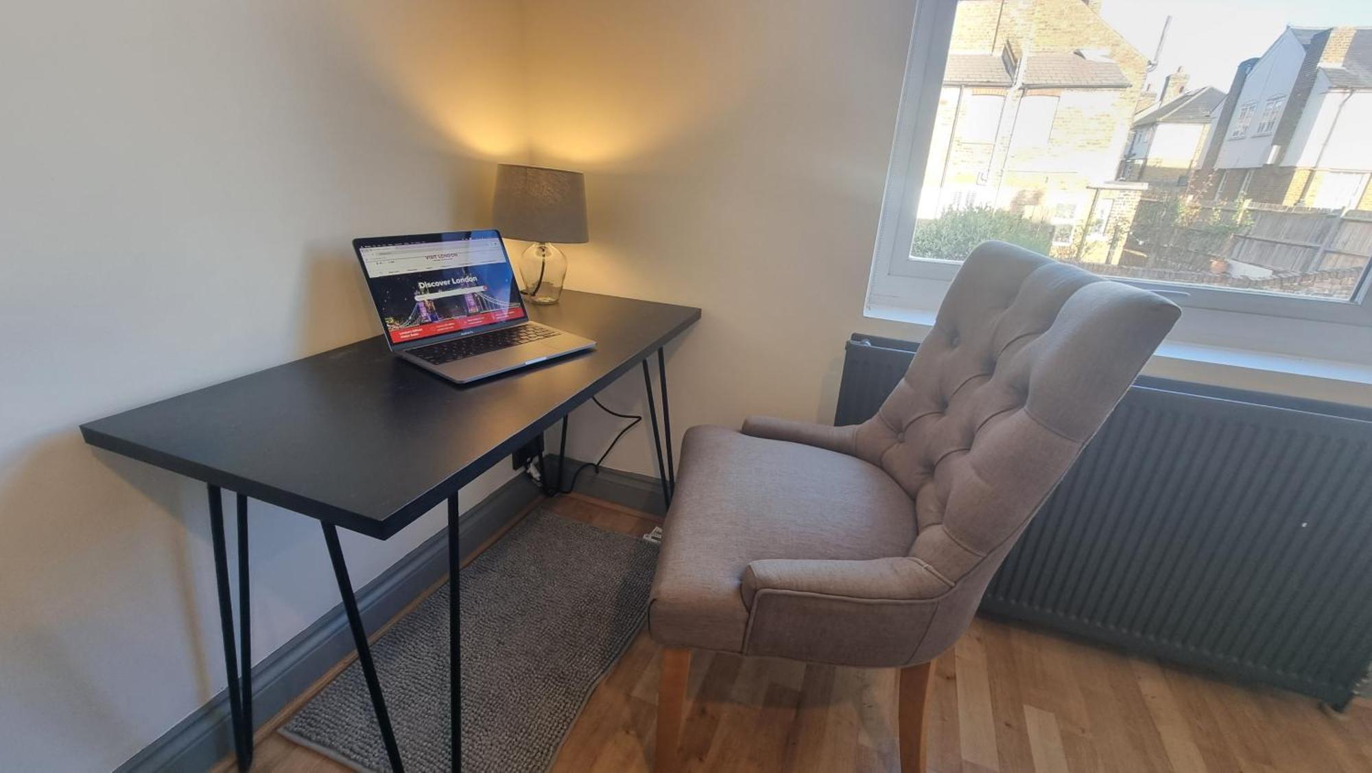 3 Bed With Cinema, F1 Racing Sim, 1 Gb Internet, Bbq, Garden, 20 Mins London, Parking, Ev Port, Metro 5 Mins Walk
