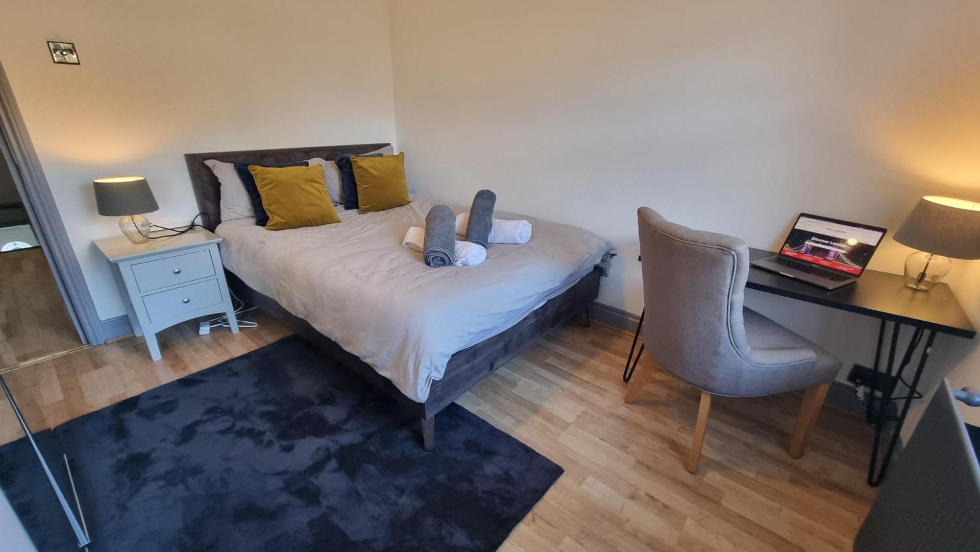 3 Bed With Cinema, F1 Racing Sim, 1 Gb Internet, Bbq, Garden, 20 Mins London, Parking, Ev Port, Metro 5 Mins Walk Apartment *