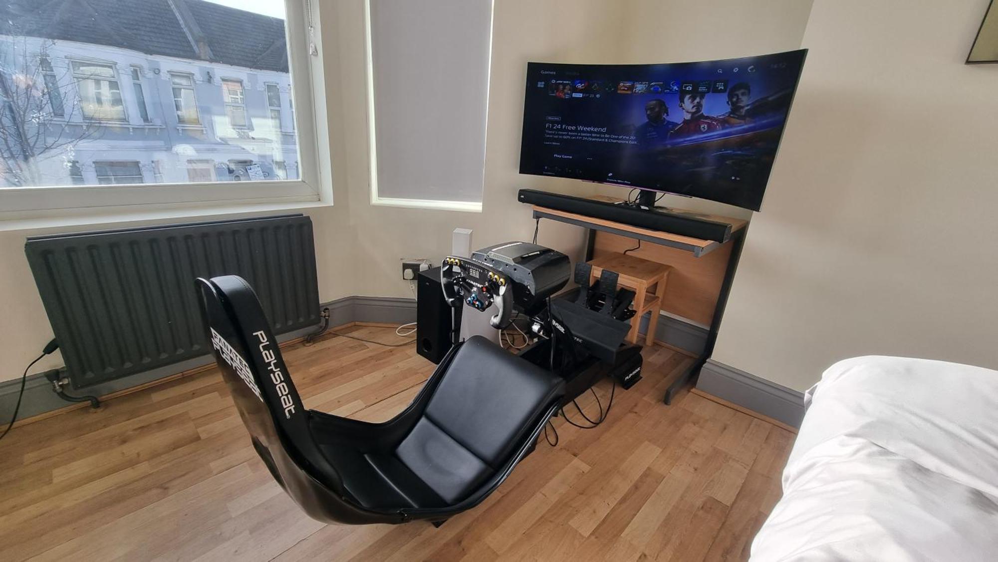 3 Bed With Cinema, F1 Racing Sim, 1 Gb Internet, Bbq, Garden, 20 Mins London, Parking, Ev Port, Metro 5 Mins Walk Apartment