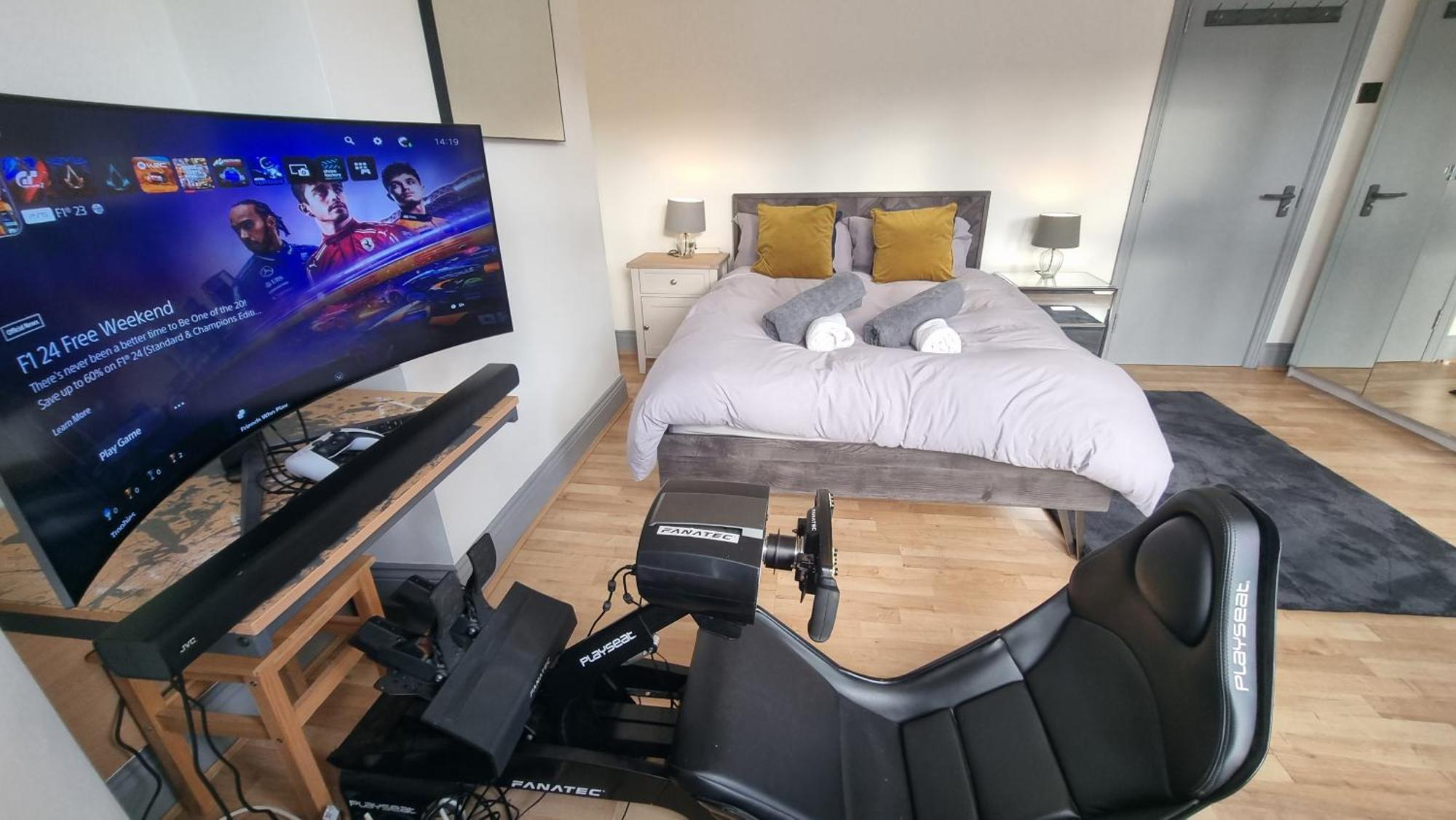 3 Bed With Cinema, F1 Racing Sim, 1 Gb Internet, Bbq, Garden, 20 Mins London, Parking, Ev Port, Metro 5 Mins Walk * London