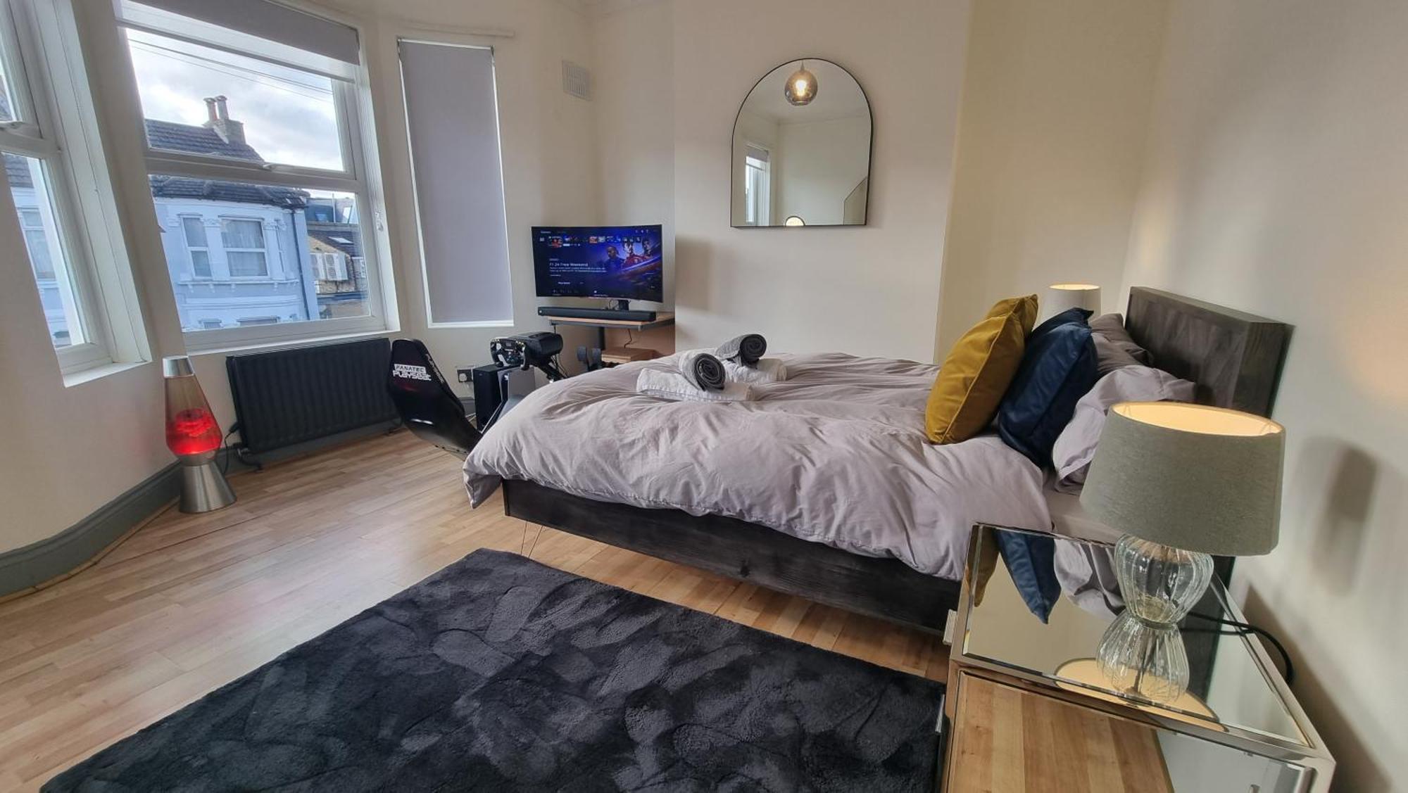 3 Bed With Cinema, F1 Racing Sim, 1 Gb Internet, Bbq, Garden, 20 Mins London, Parking, Ev Port, Metro 5 Mins Walk *