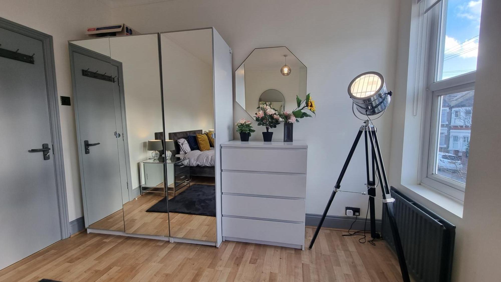 3 Bed With Cinema, F1 Racing Sim, 1 Gb Internet, Bbq, Garden, 20 Mins London, Parking, Ev Port, Metro 5 Mins Walk