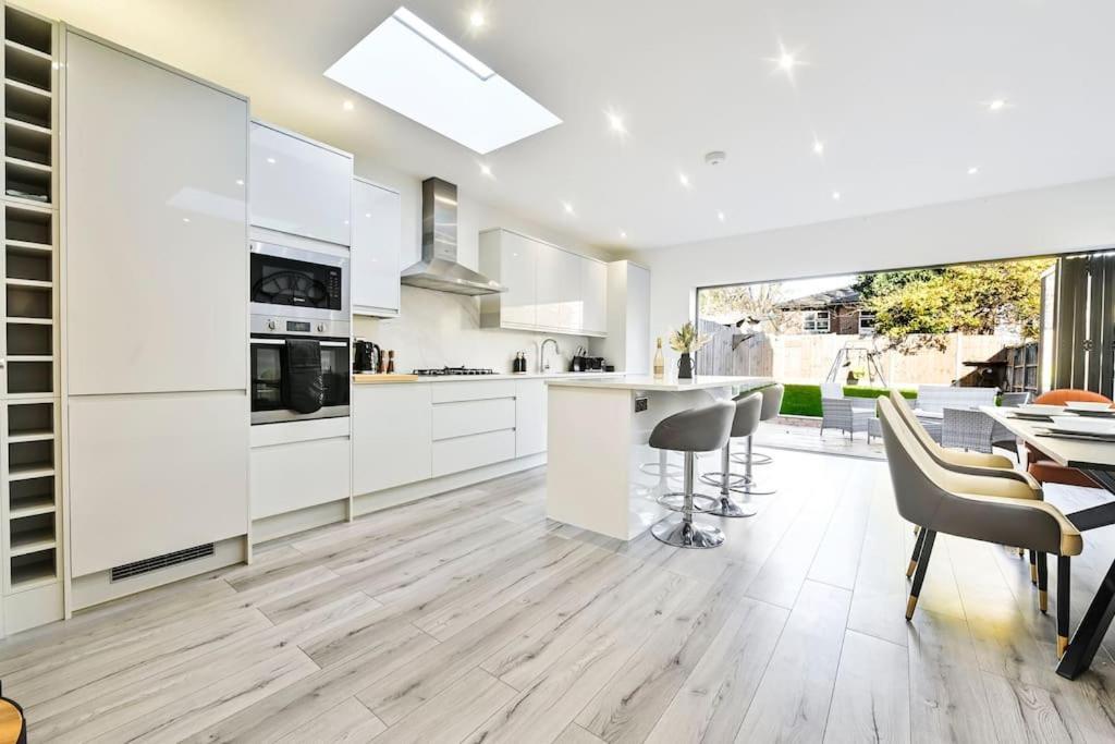 House With Garden Next Wembley Stadium Free Parking London