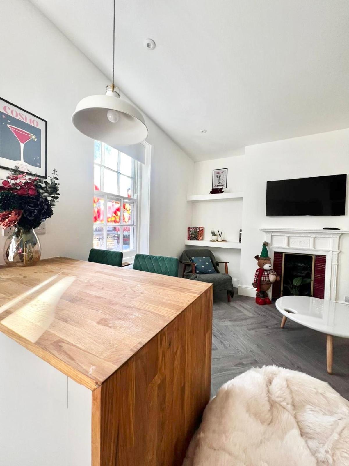 New 2 Bed Mansion Flat In Chinatown! Apartment London
