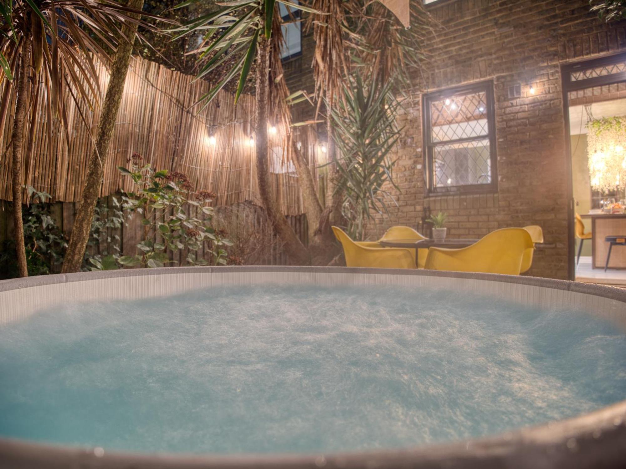 Fulham - Hot Tub, Parking, Games & Cinema London
