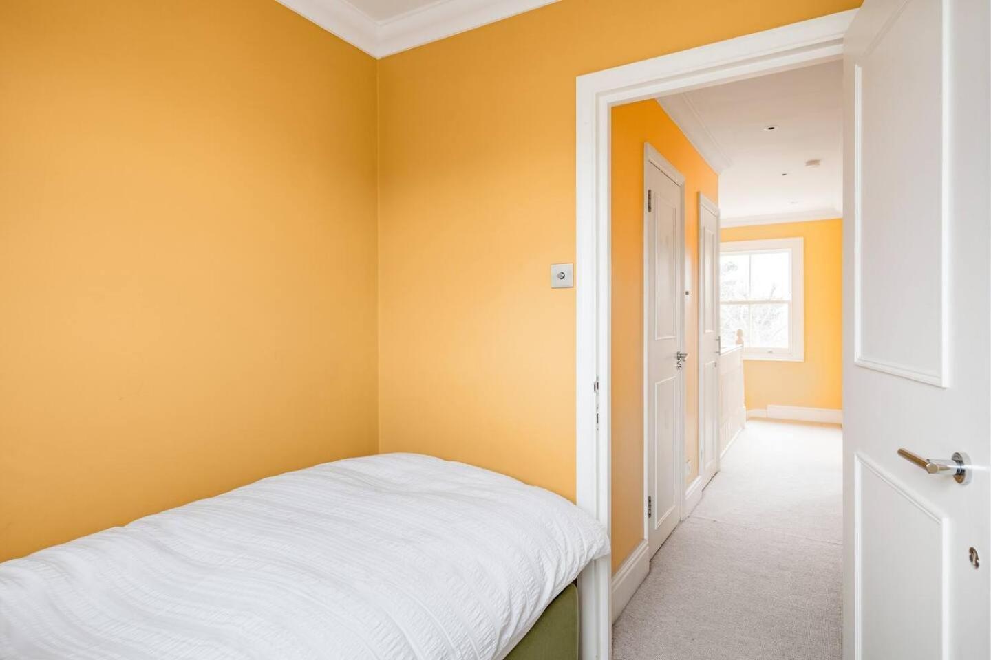 Vibrant With A Patio In Chelsea Apartment *