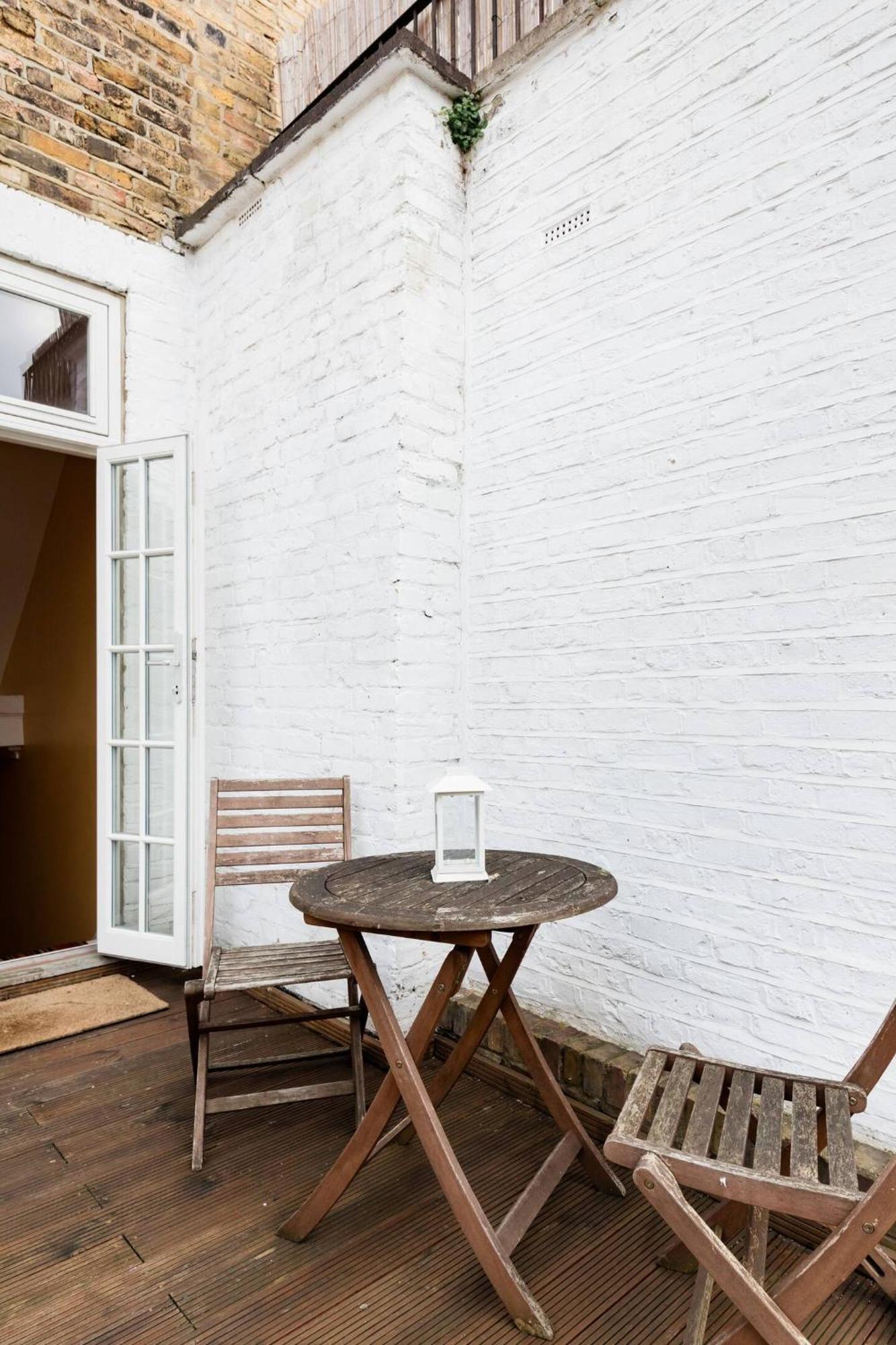 Vibrant With A Patio In Chelsea Apartment *