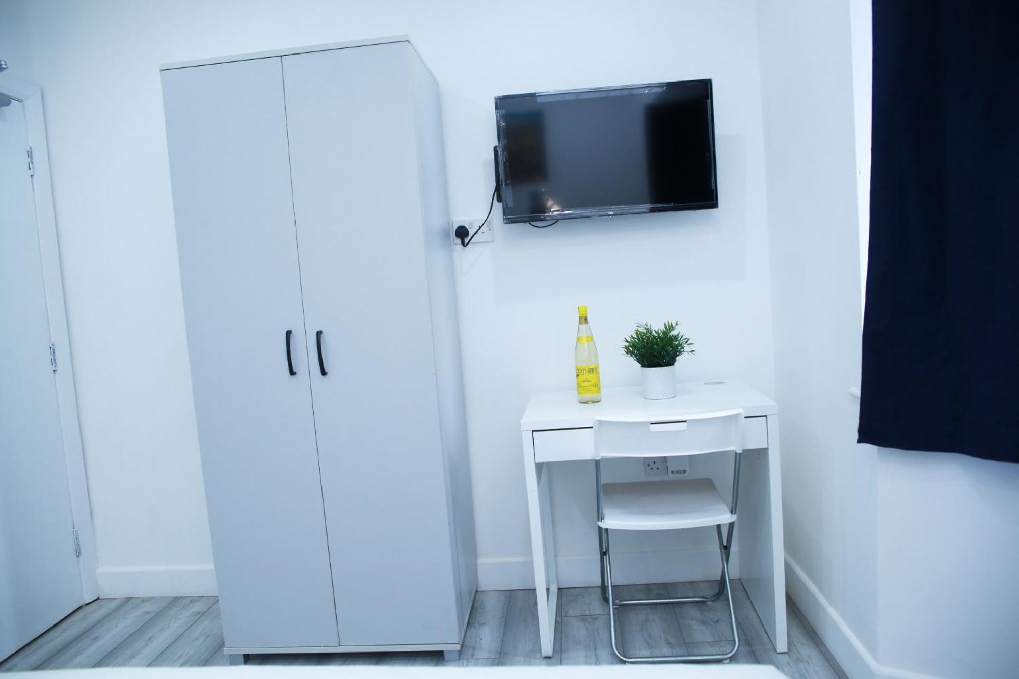 Lovely With Free Parking On Premises. *