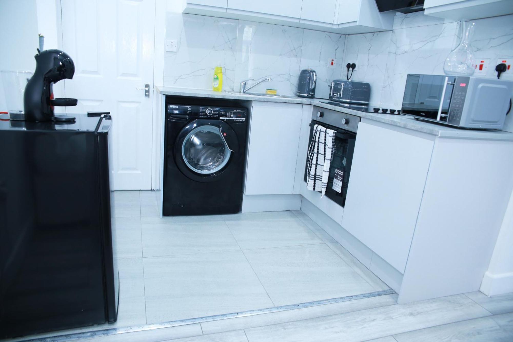 Appartement Lovely With Free Parking On Premises. *