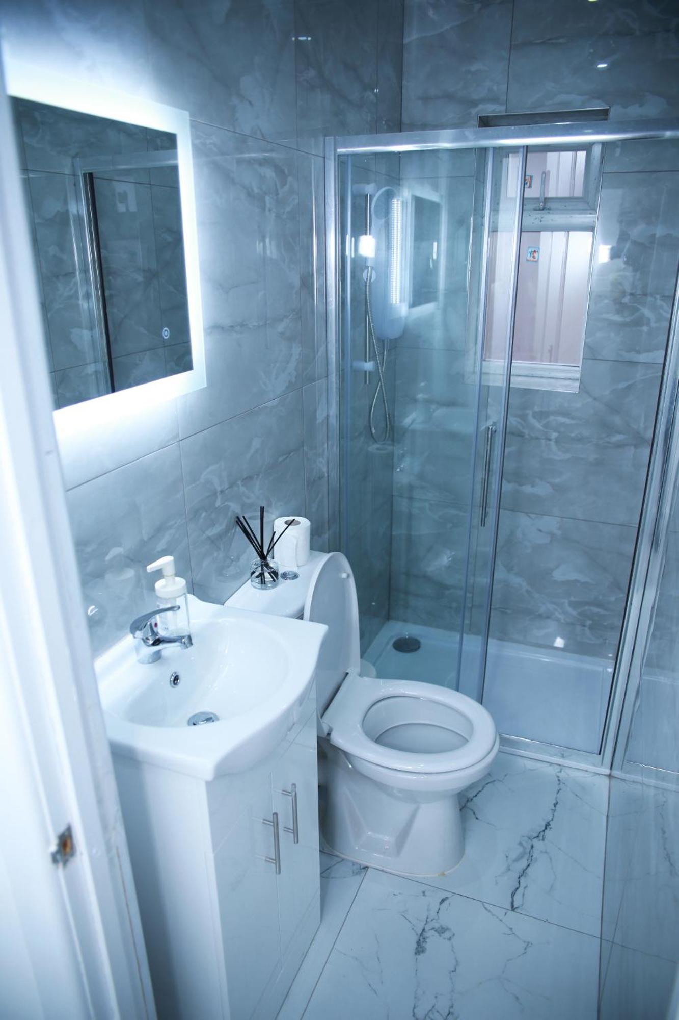 Harrow Luxury Flat With Free Parking. * Londen