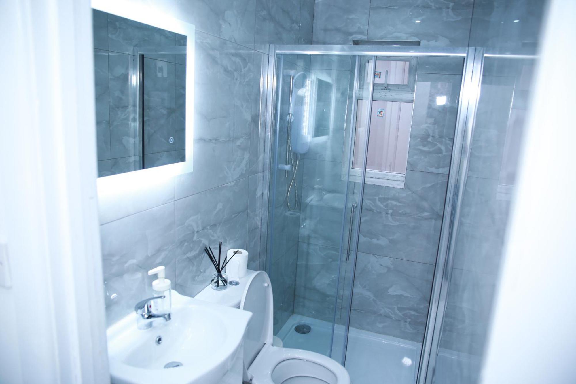 Harrow Luxury Flat With Free Parking. Londen