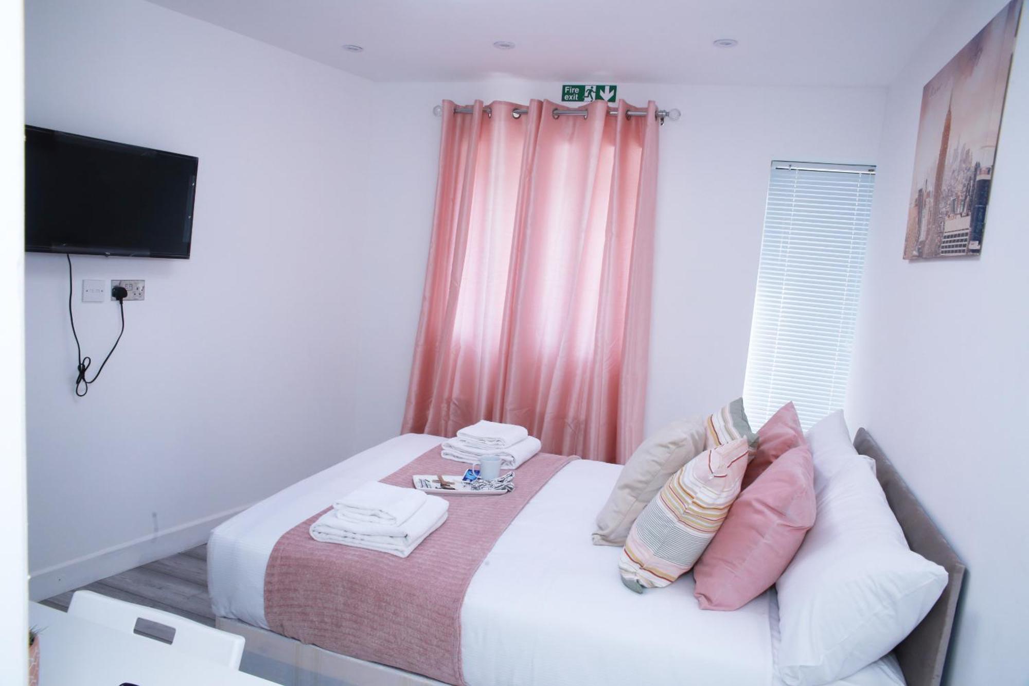 Harrow Luxury Flat With Free Parking.