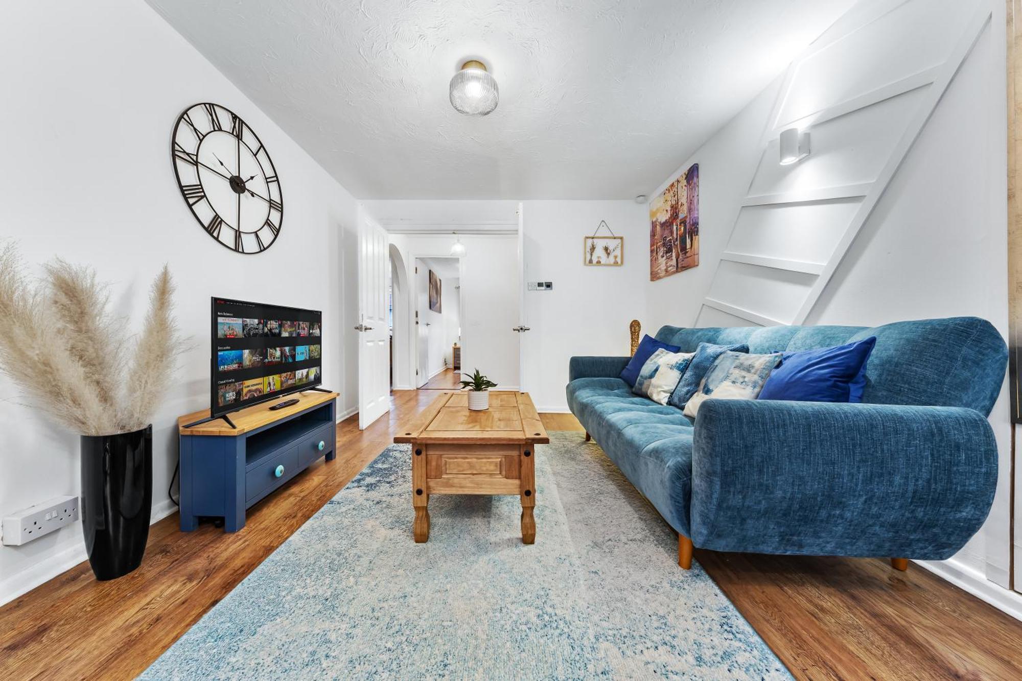 Quirky Canary 2bed, Free Parking, Smart Tv & Games Apartment