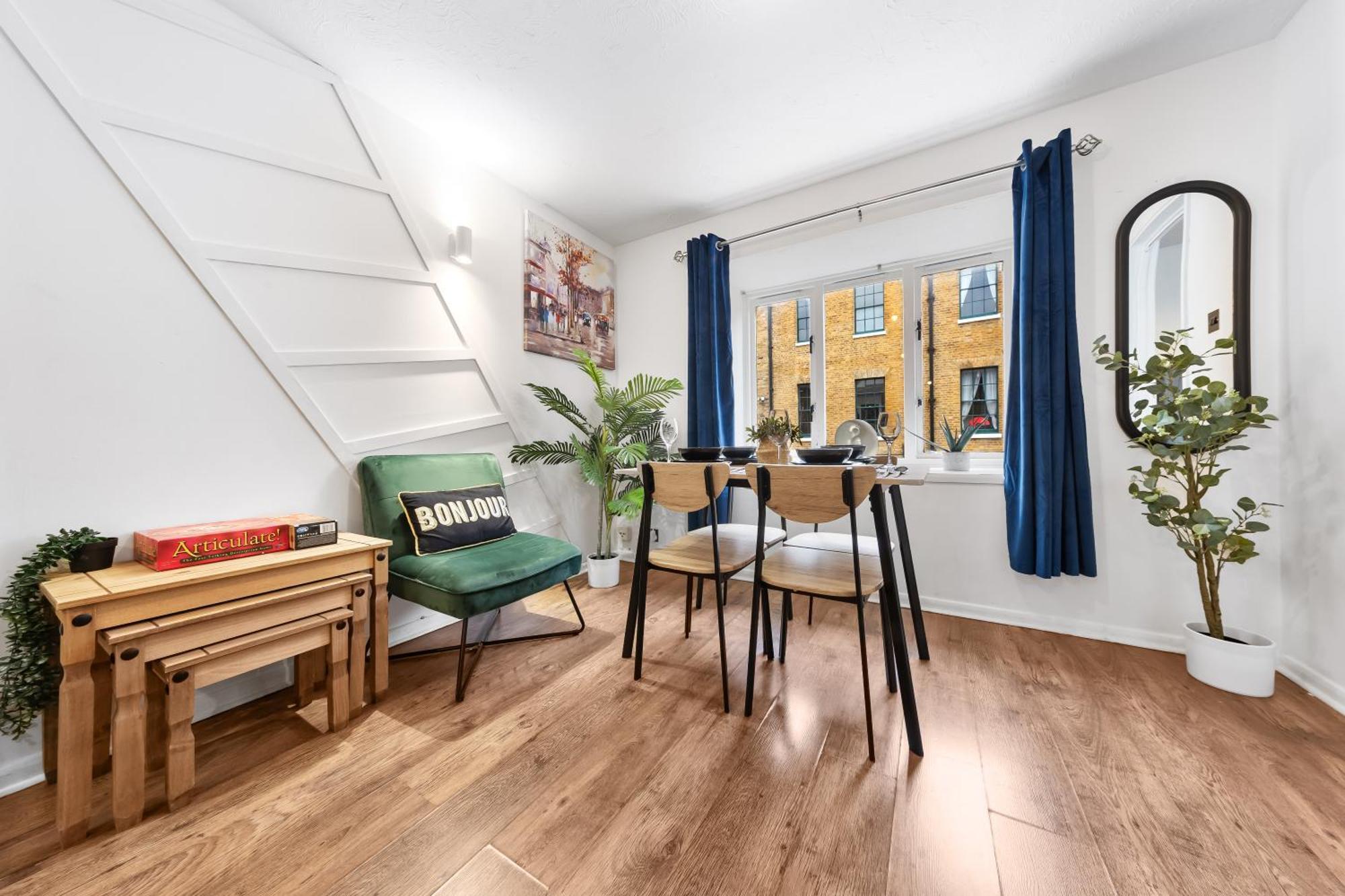 Quirky Canary 2bed, Free Parking, Smart Tv & Games Apartment *