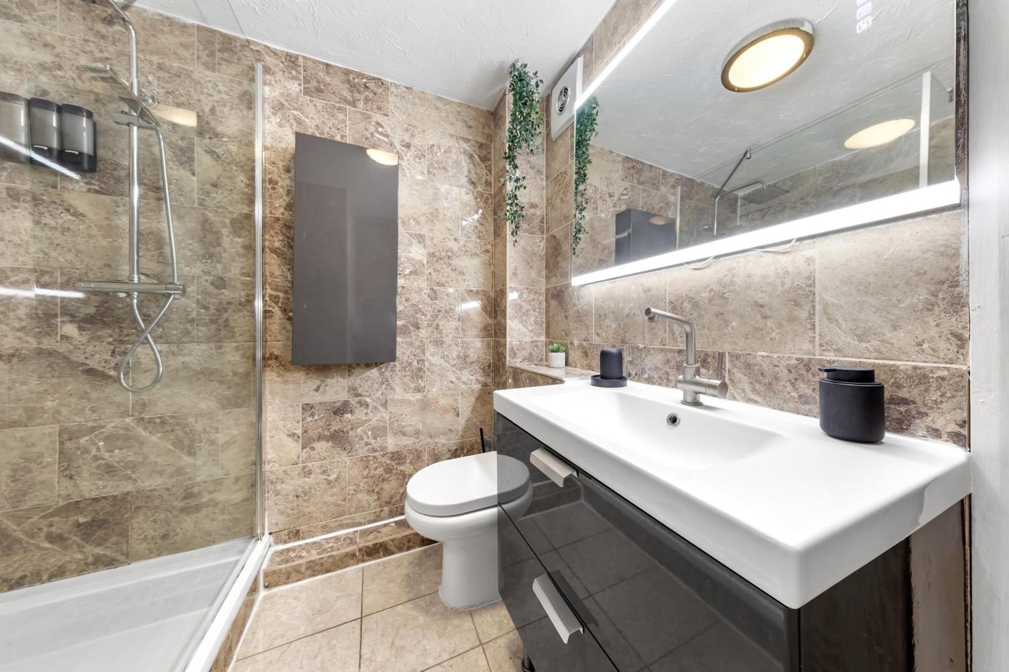 Quirky Canary 2bed, Free Parking, Smart Tv & Games Apartment
