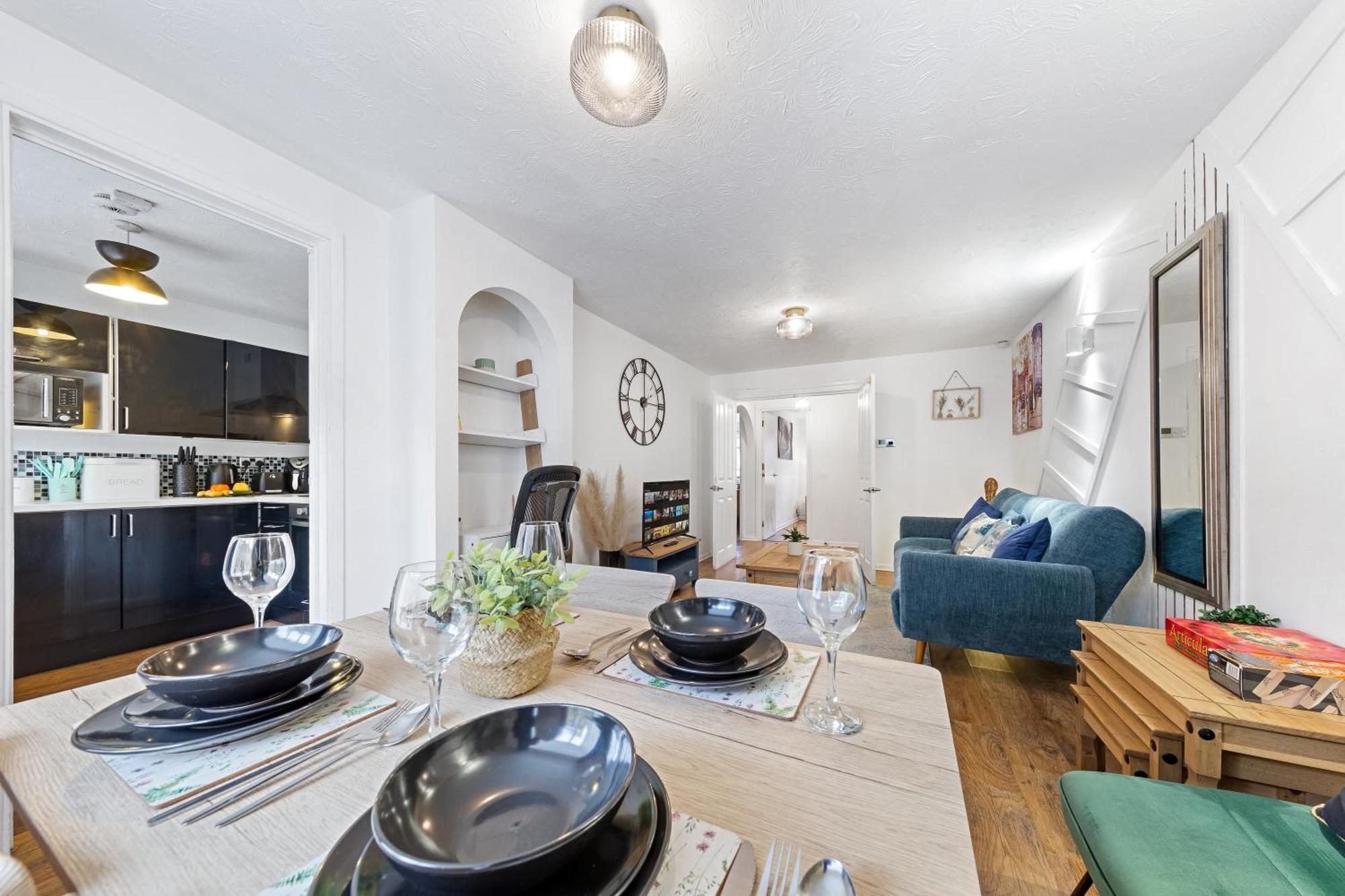 Quirky Canary 2bed, Free Parking, Smart Tv & Games Apartment *