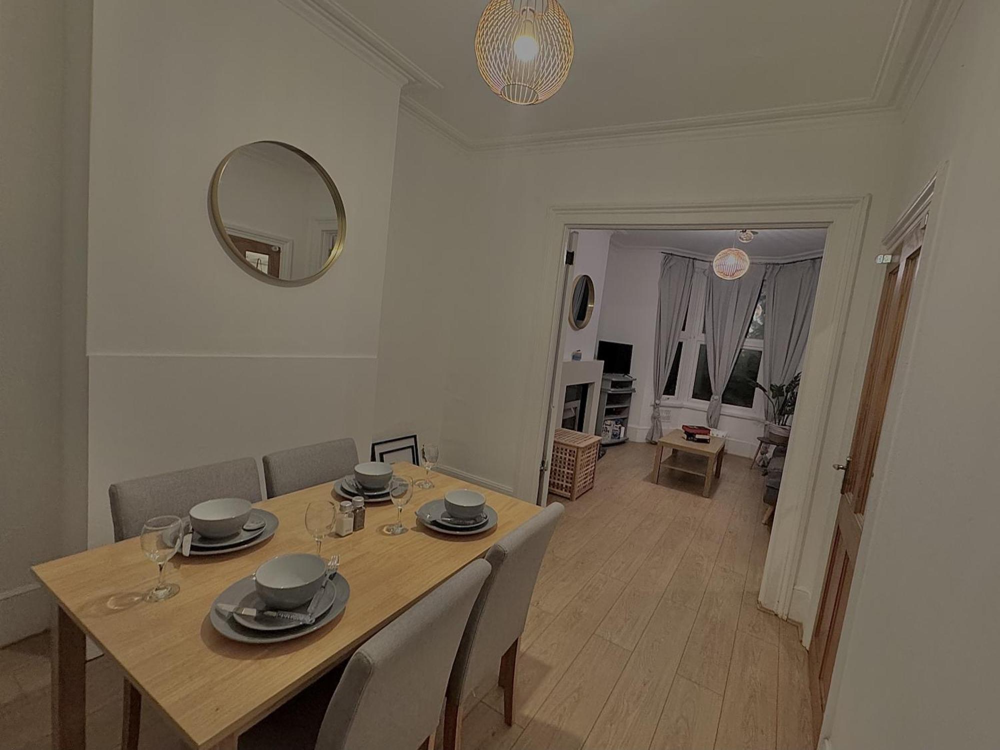 Spacious 3 Bedroom House Near London, O2, Excel, Stratford, Tube Station & Parking Available Ferienhaus *