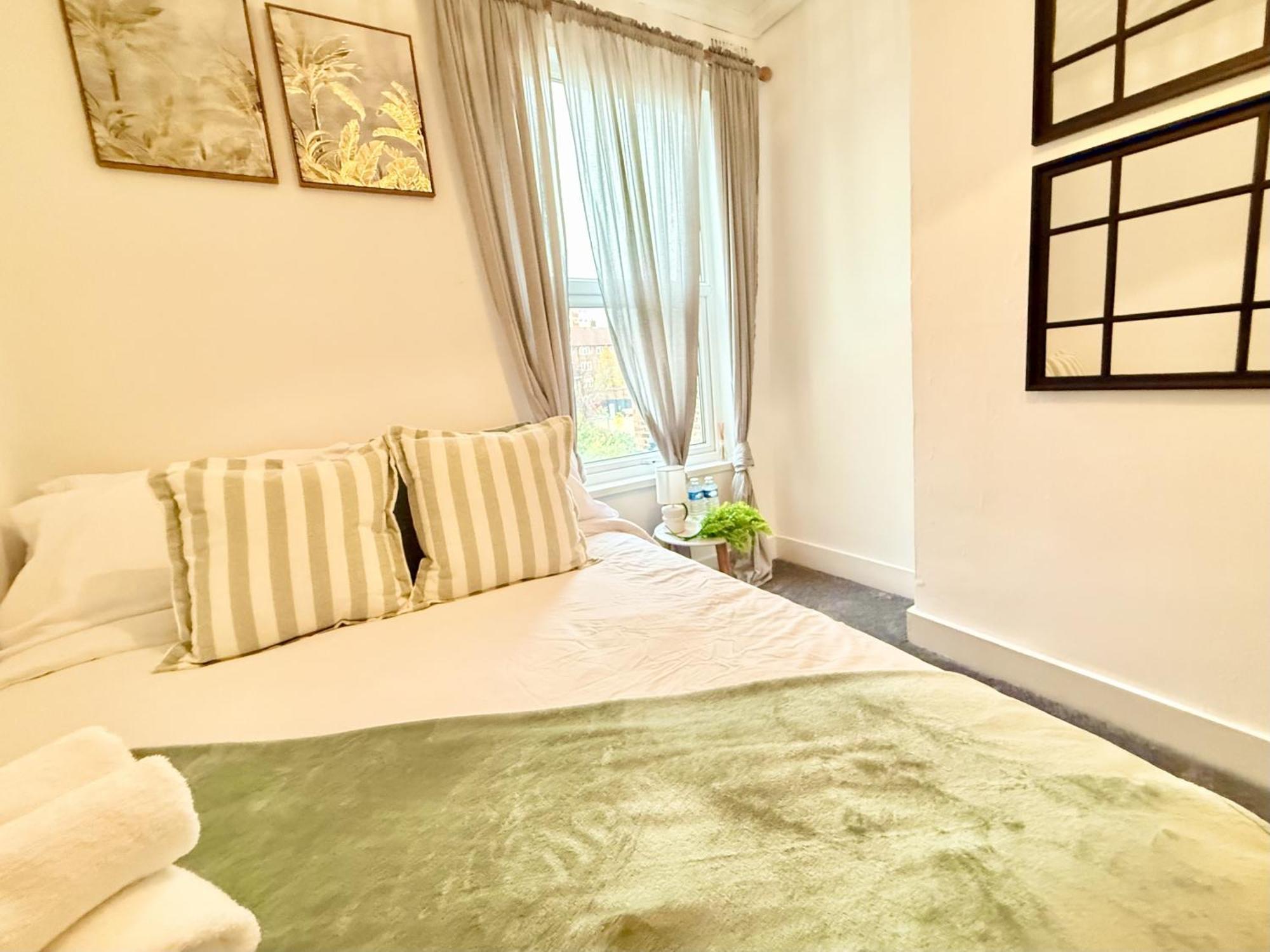 Spacious 3 Bedroom House Near London, O2, Excel, Stratford, Tube Station & Parking Available Ferienhaus London
