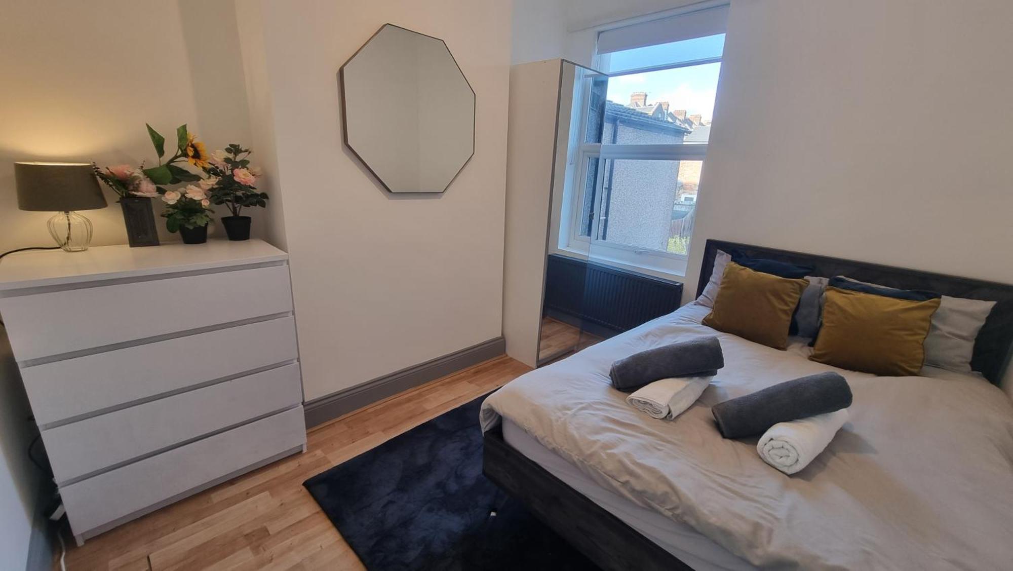 Garden View Double Room, 20 Mins To London, 1gb Internet Homestay