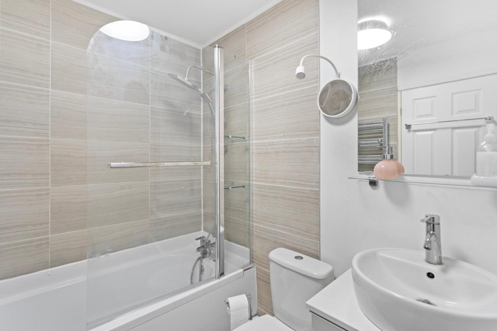 Holiday home 3 Bed W 2 Bathrooms &free Parking Sleeps 6 *