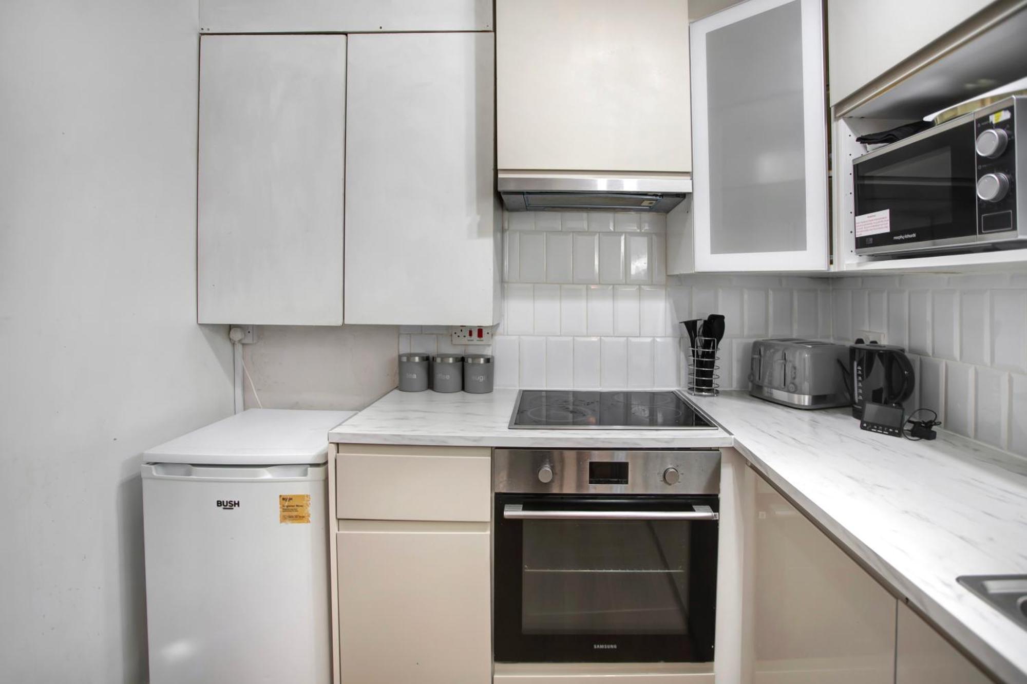 3 Bed W 2 Bathrooms &free Parking Sleeps 6 Holiday home London