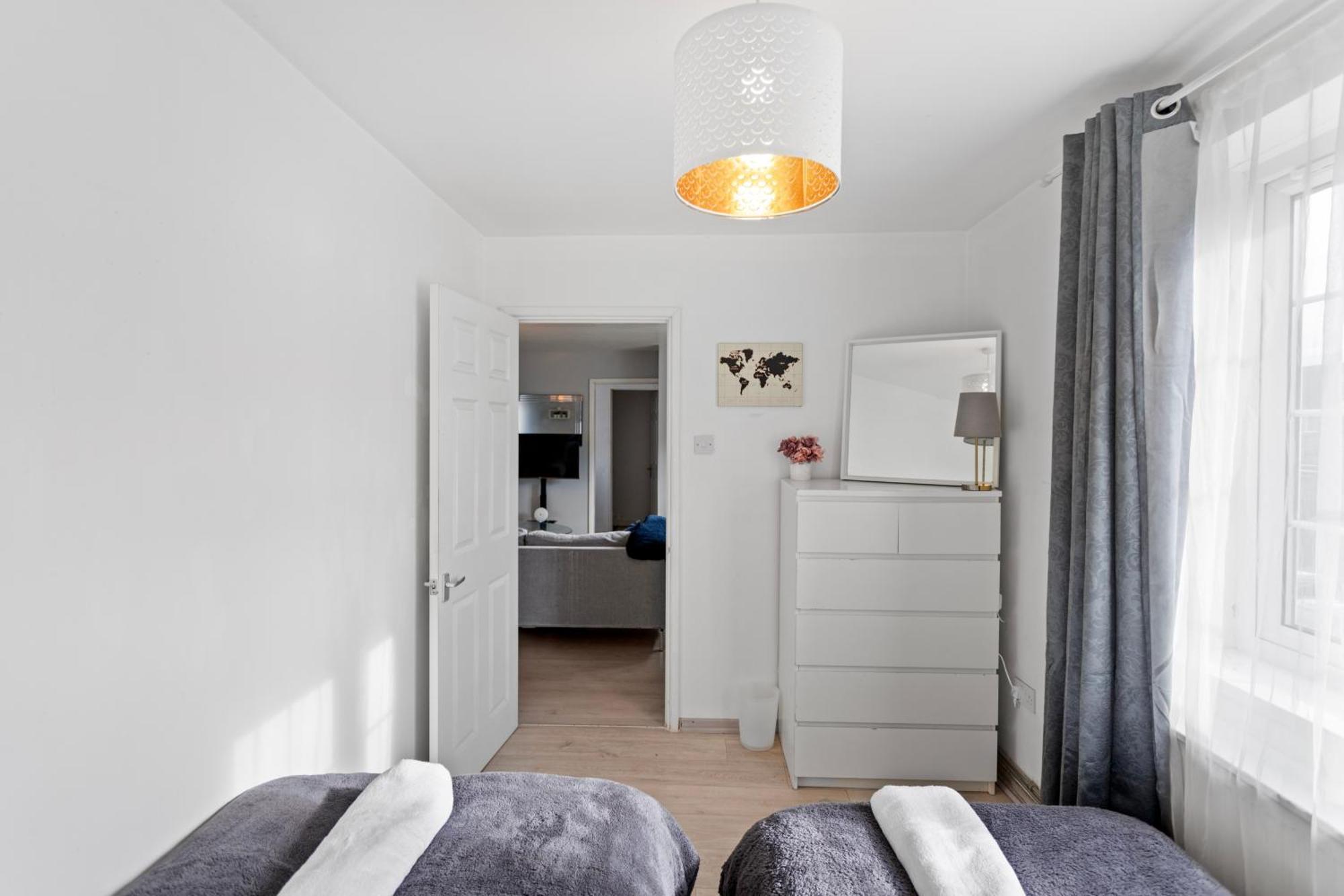3 Bed W 2 Bathrooms &free Parking Sleeps 6 Holiday home London