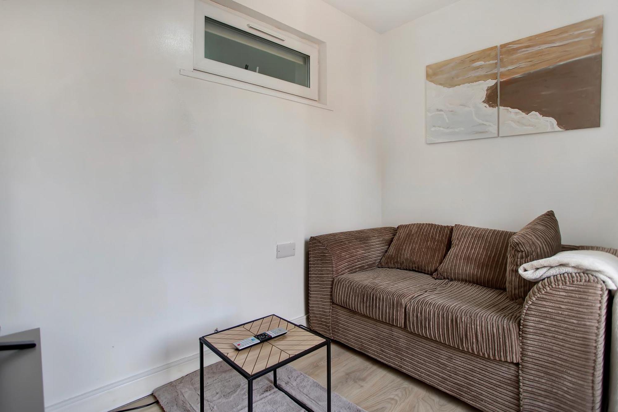 Holiday home 3 Bed W 2 Bathrooms &free Parking Sleeps 6 *