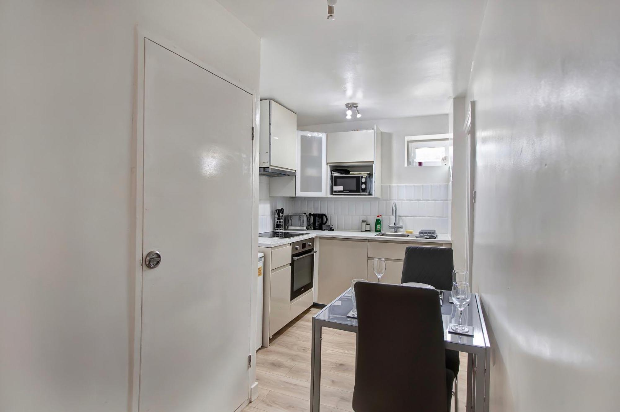 3 Bed W 2 Bathrooms &free Parking Sleeps 6 Holiday home London