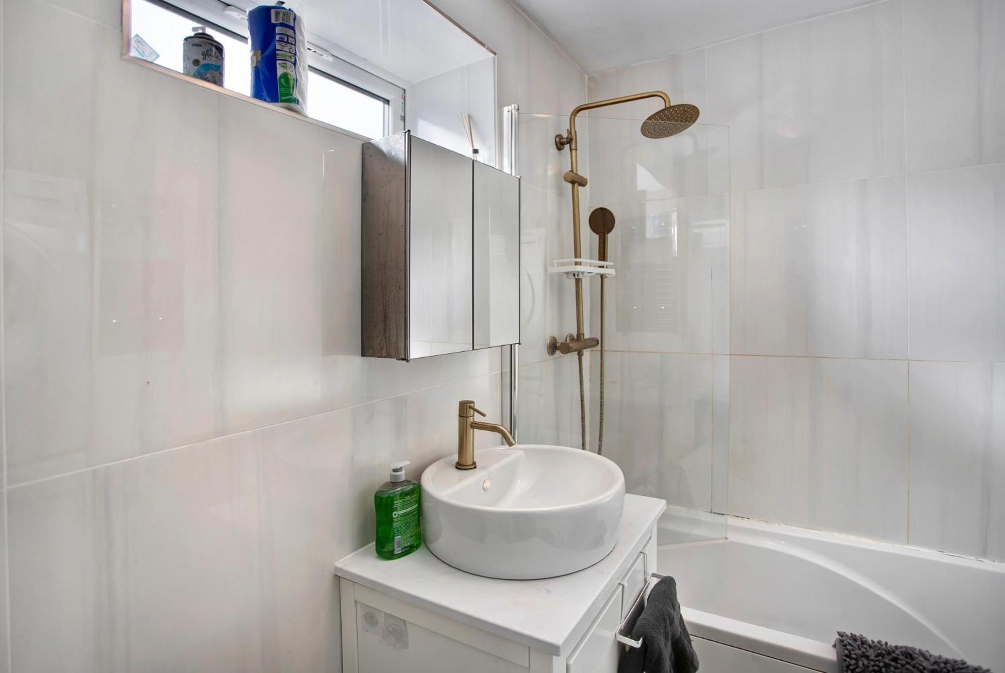 Holiday home 3 Bed W 2 Bathrooms &free Parking Sleeps 6