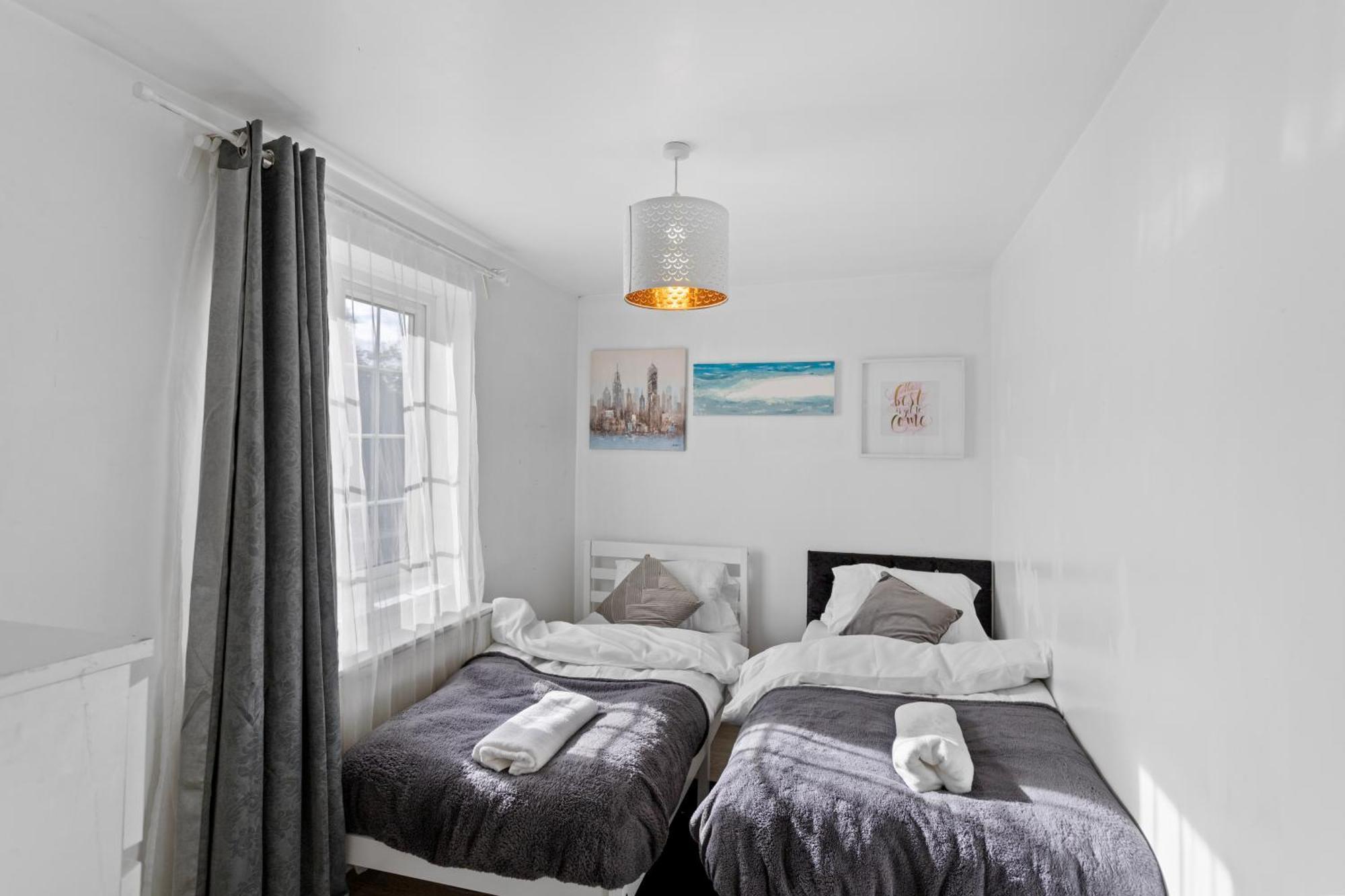 Holiday home 3 Bed W 2 Bathrooms &free Parking Sleeps 6 London