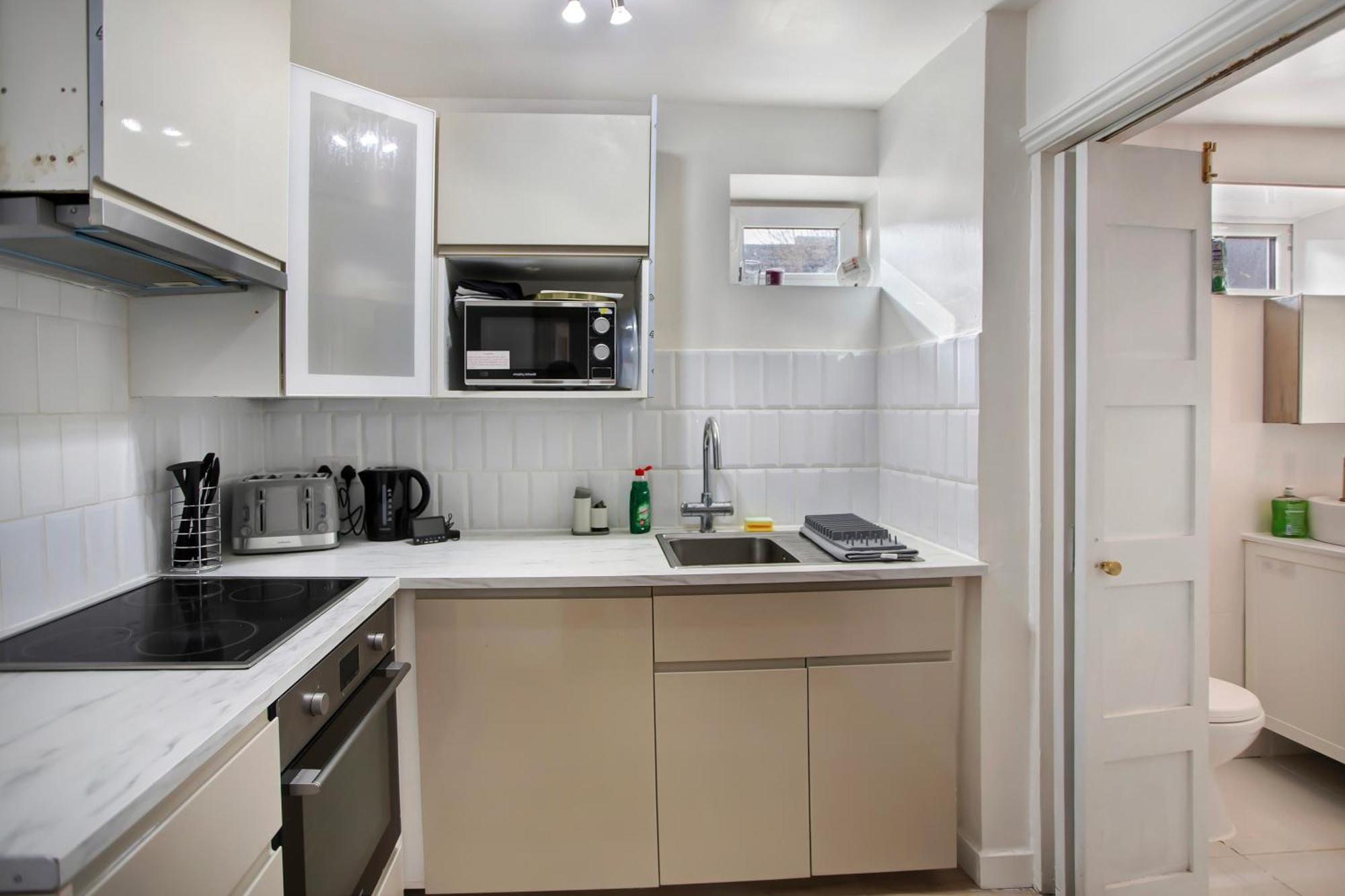 3 Bed W 2 Bathrooms &free Parking Sleeps 6 Holiday home