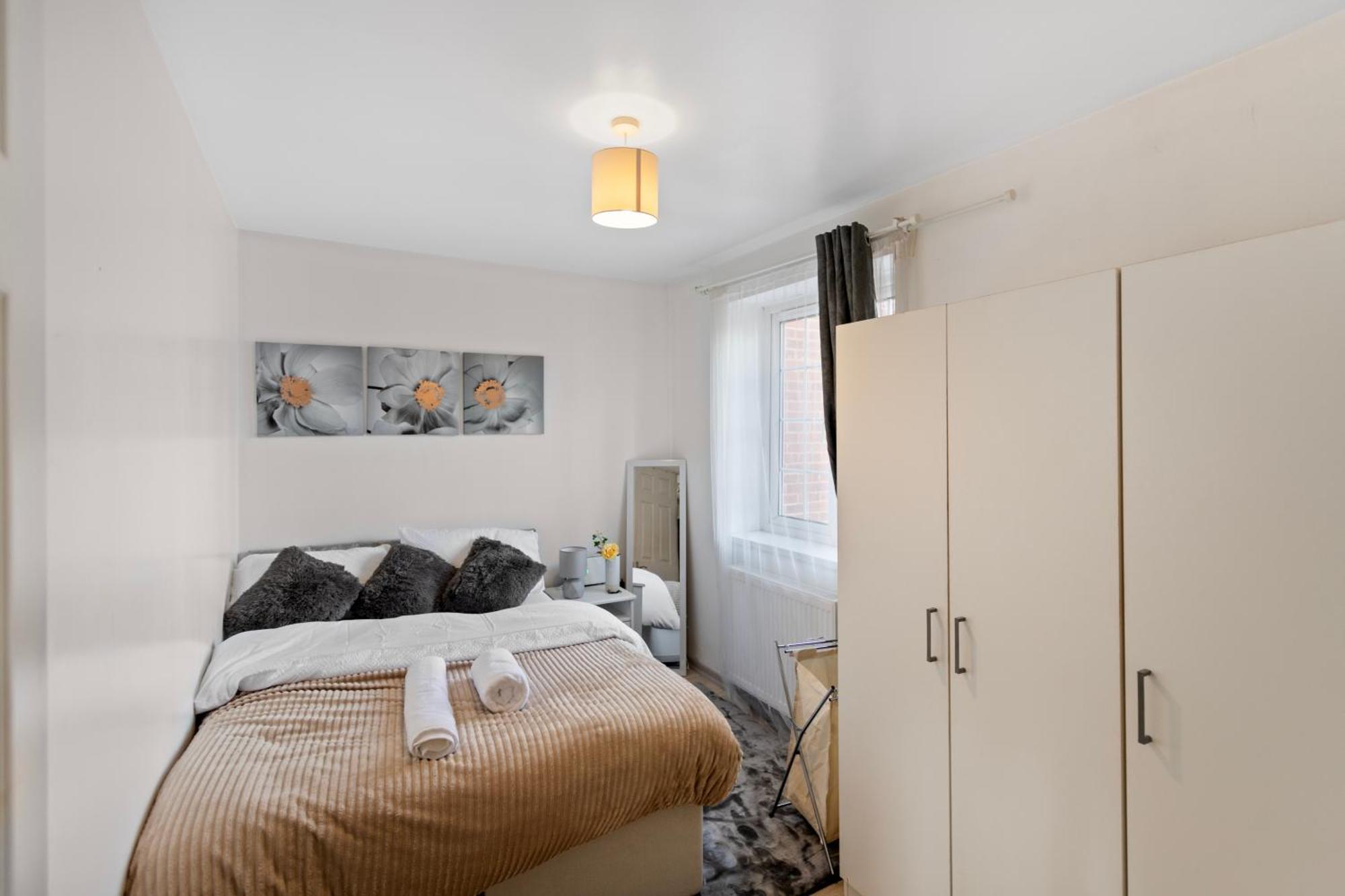 Holiday home 3 Bed W 2 Bathrooms &free Parking Sleeps 6