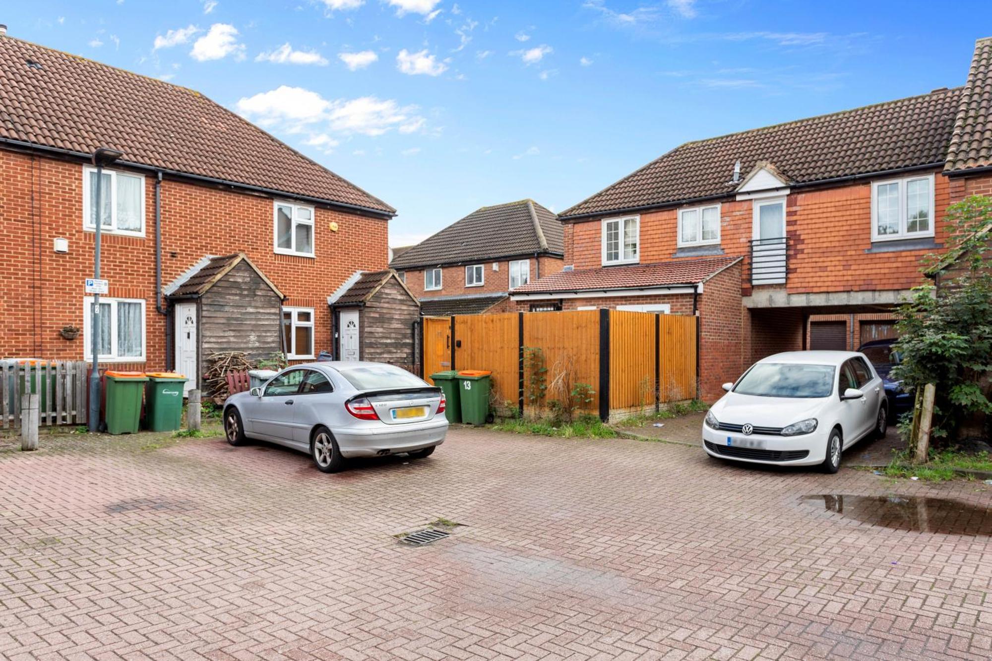 3 Bed W 2 Bathrooms &free Parking Sleeps 6 Holiday home *