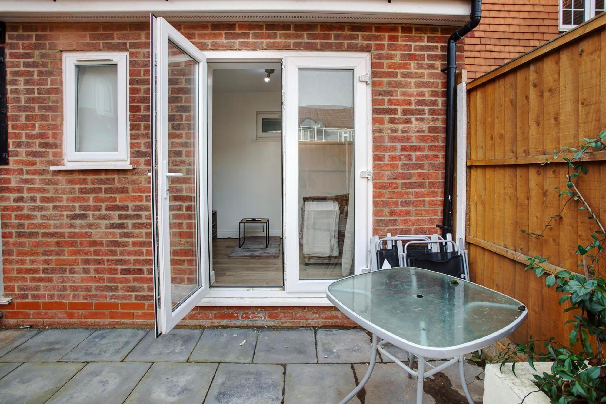 Holiday home 3 Bed W 2 Bathrooms &free Parking Sleeps 6 *
