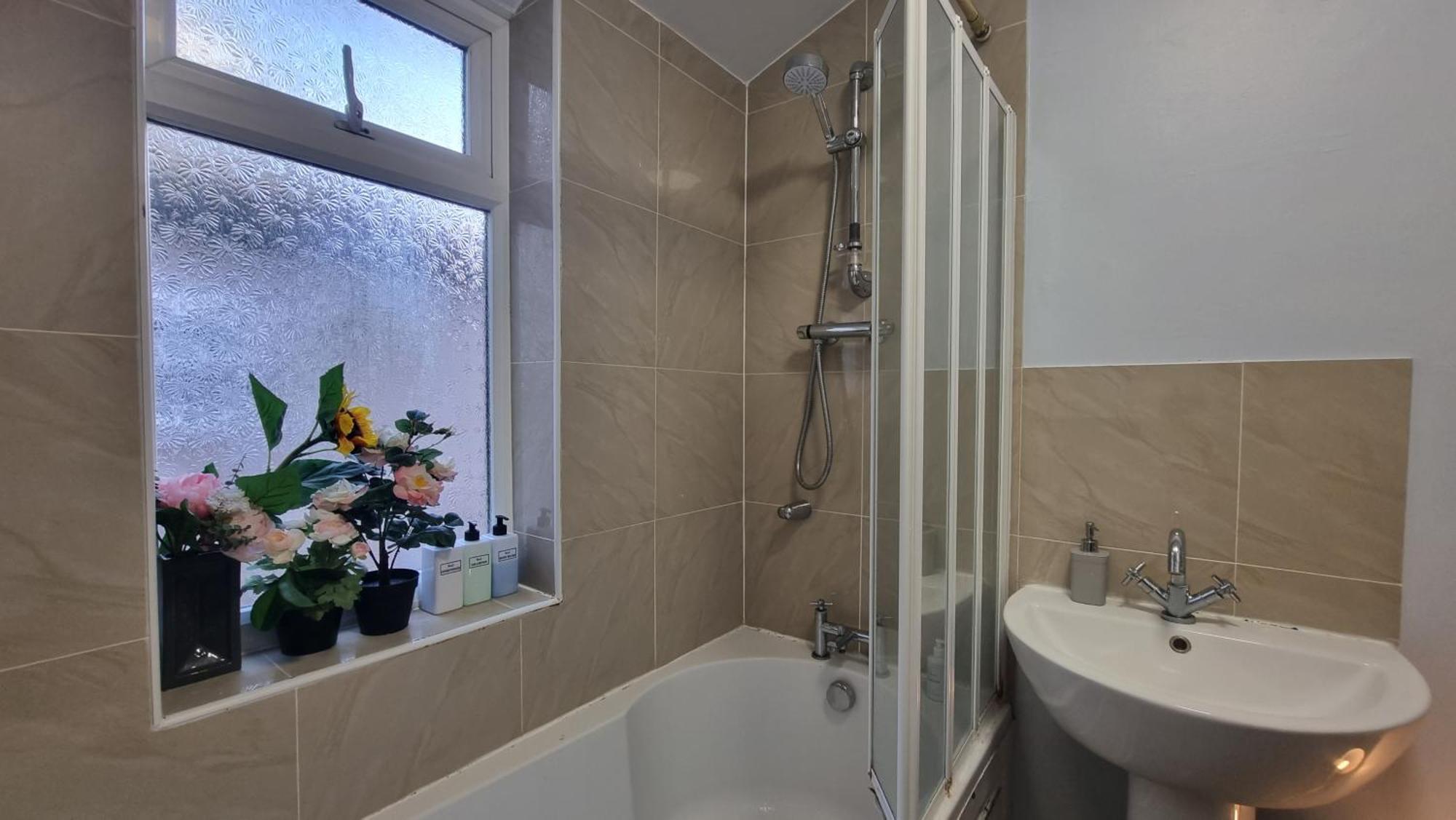 Garden View Double Room, 20 Mins To London, 1gb Internet Homestay